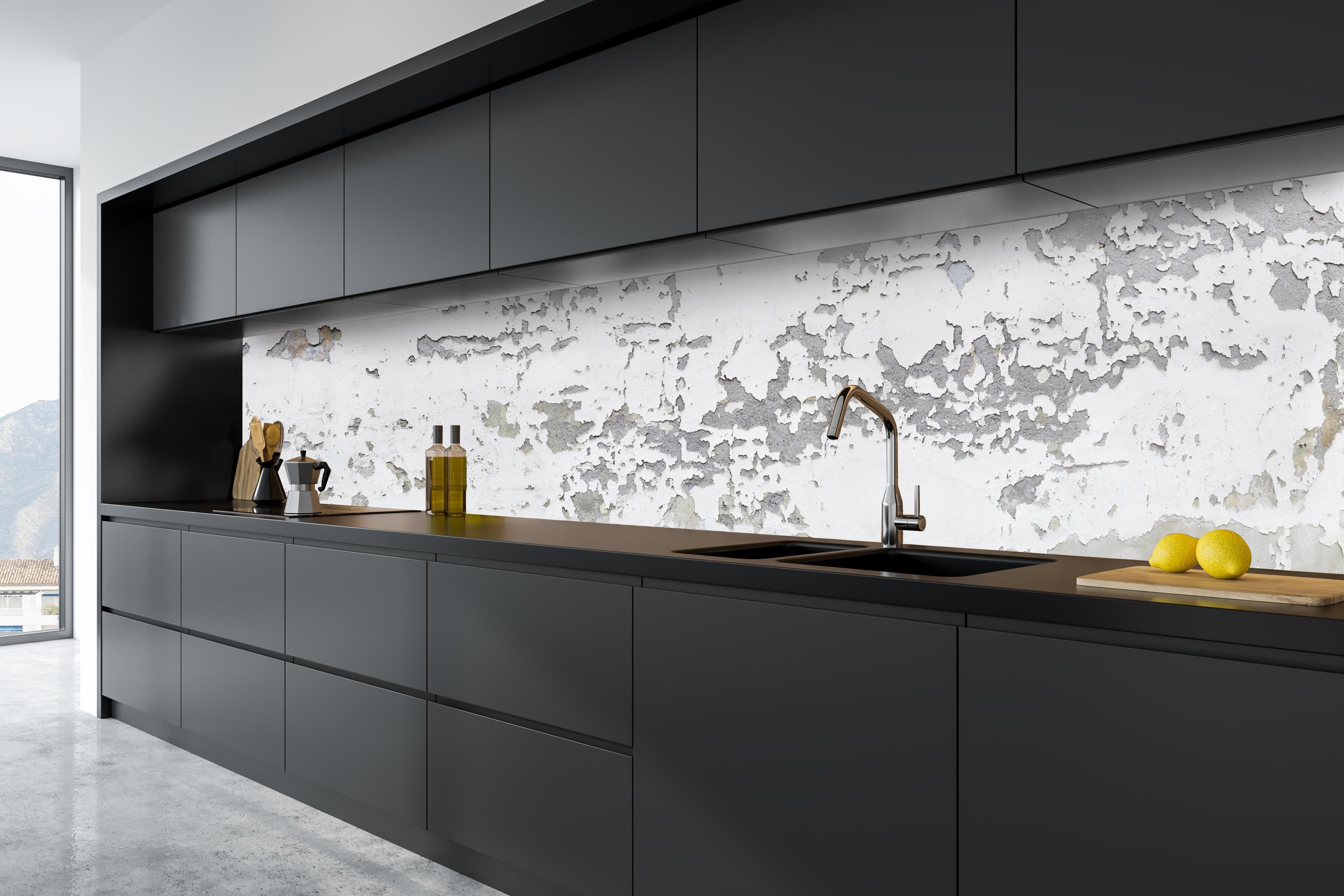 Küche - Beschädigte Wandstruktur hinter weißen Hochglanz-Küchenregalen und schwarzem Wasserhahn