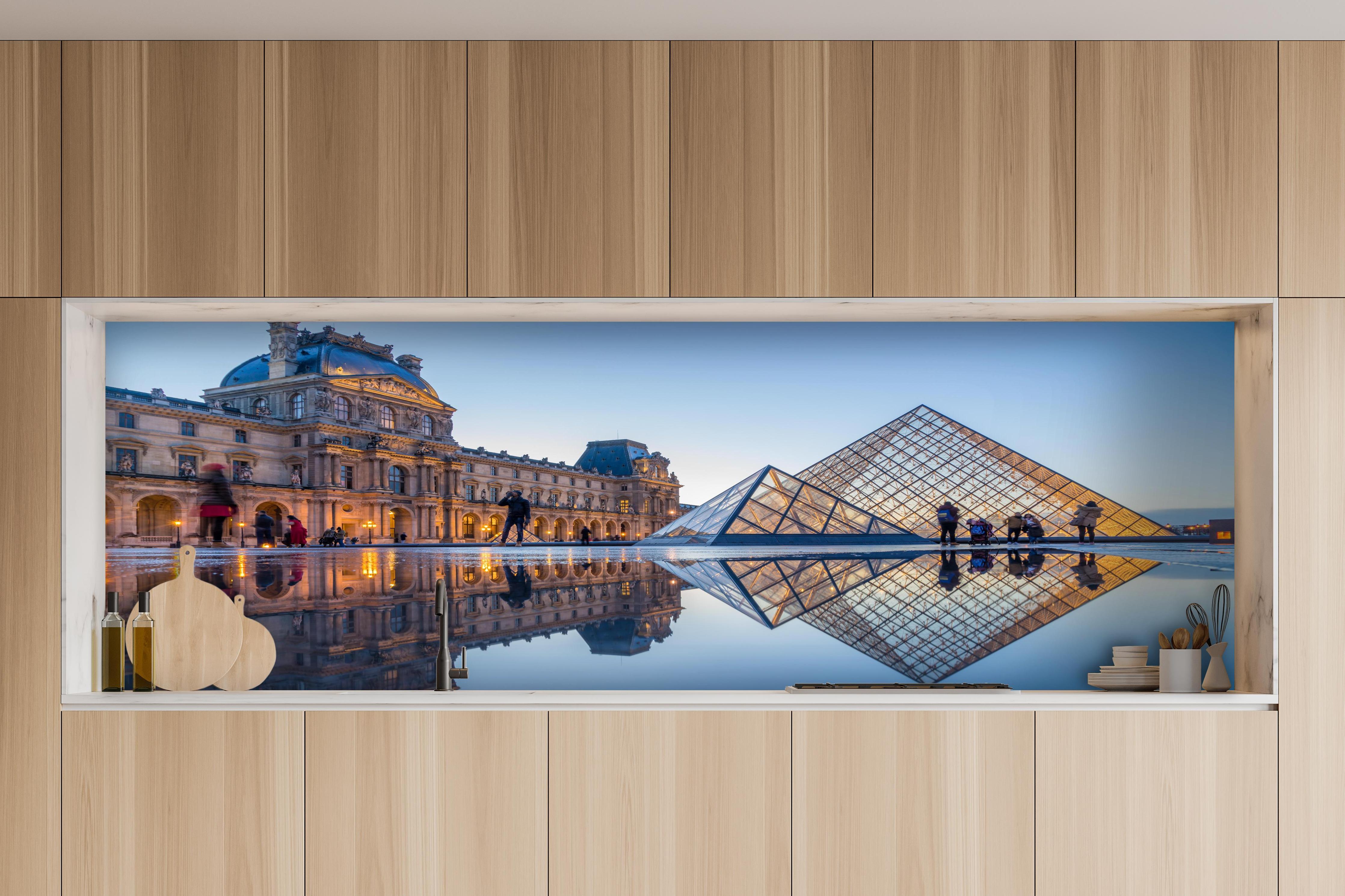 Küche - Bezaubernder Blick auf das Louvre-Museum hinter weißen Hochglanz-Küchenregalen und schwarzem Wasserhahn