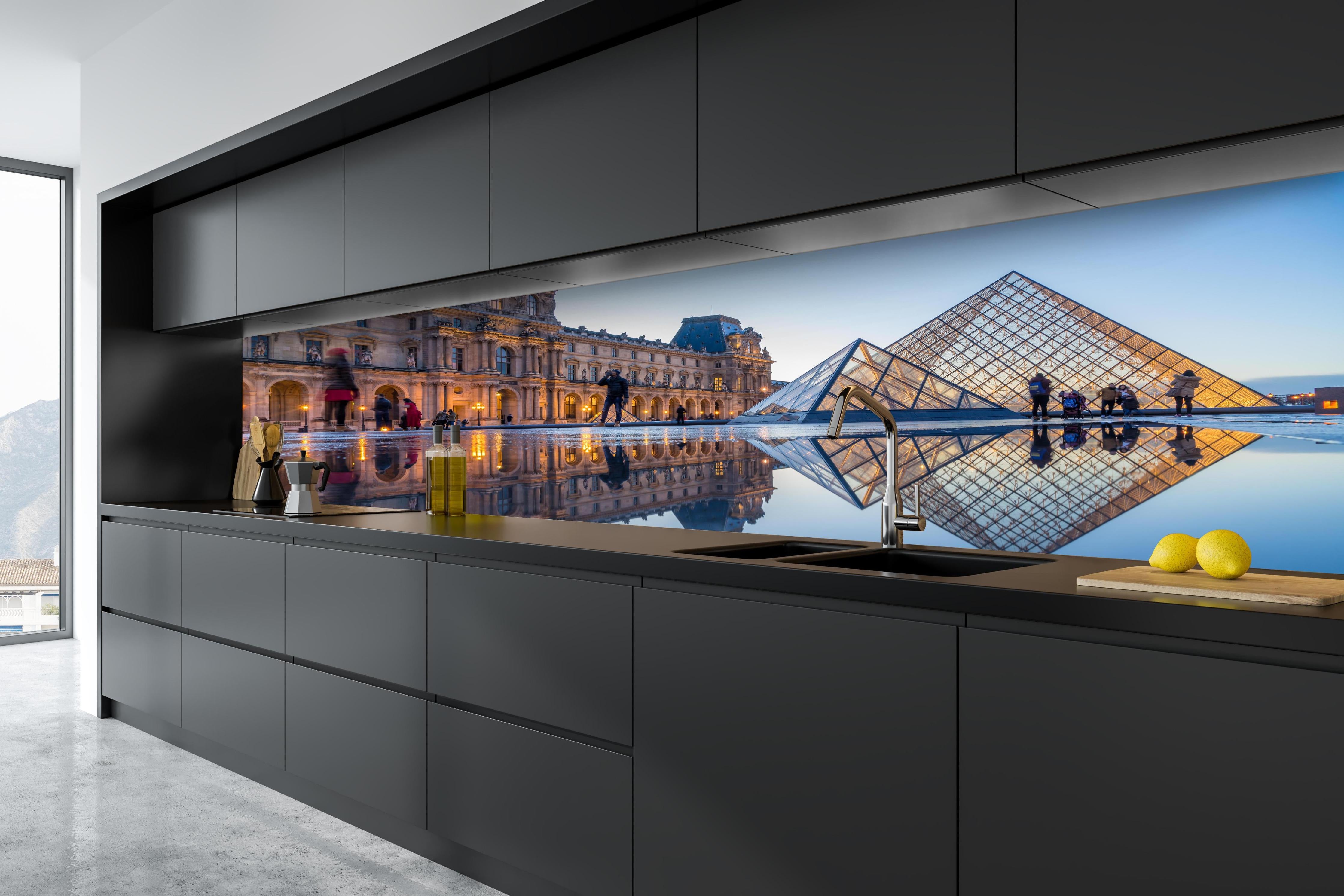 Küche - Bezaubernder Blick auf das Louvre-Museum hinter weißen Hochglanz-Küchenregalen und schwarzem Wasserhahn