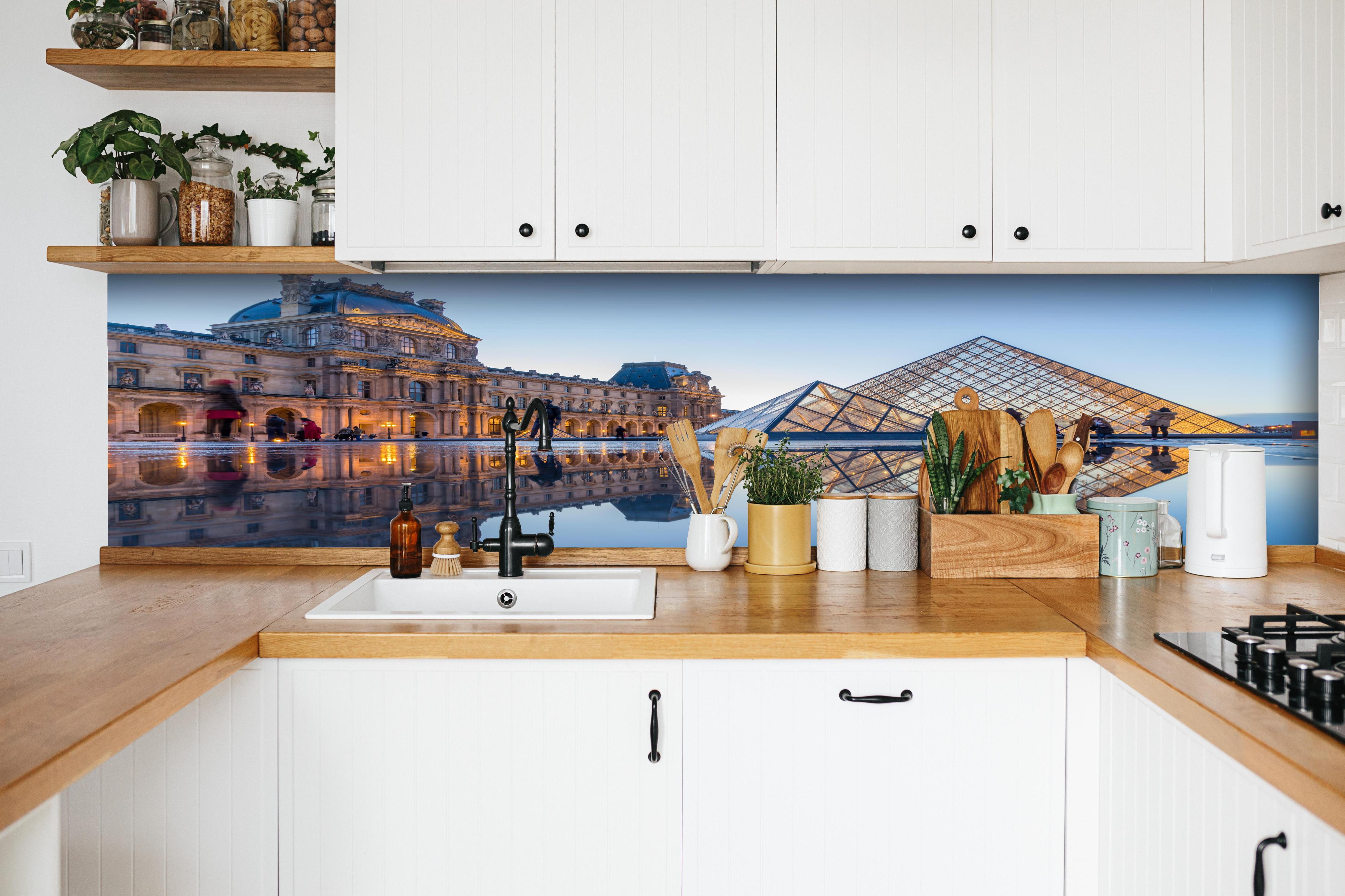 Küche - Bezaubernder Blick auf das Louvre-Museum hinter weißen Hochglanz-Küchenregalen und schwarzem Wasserhahn