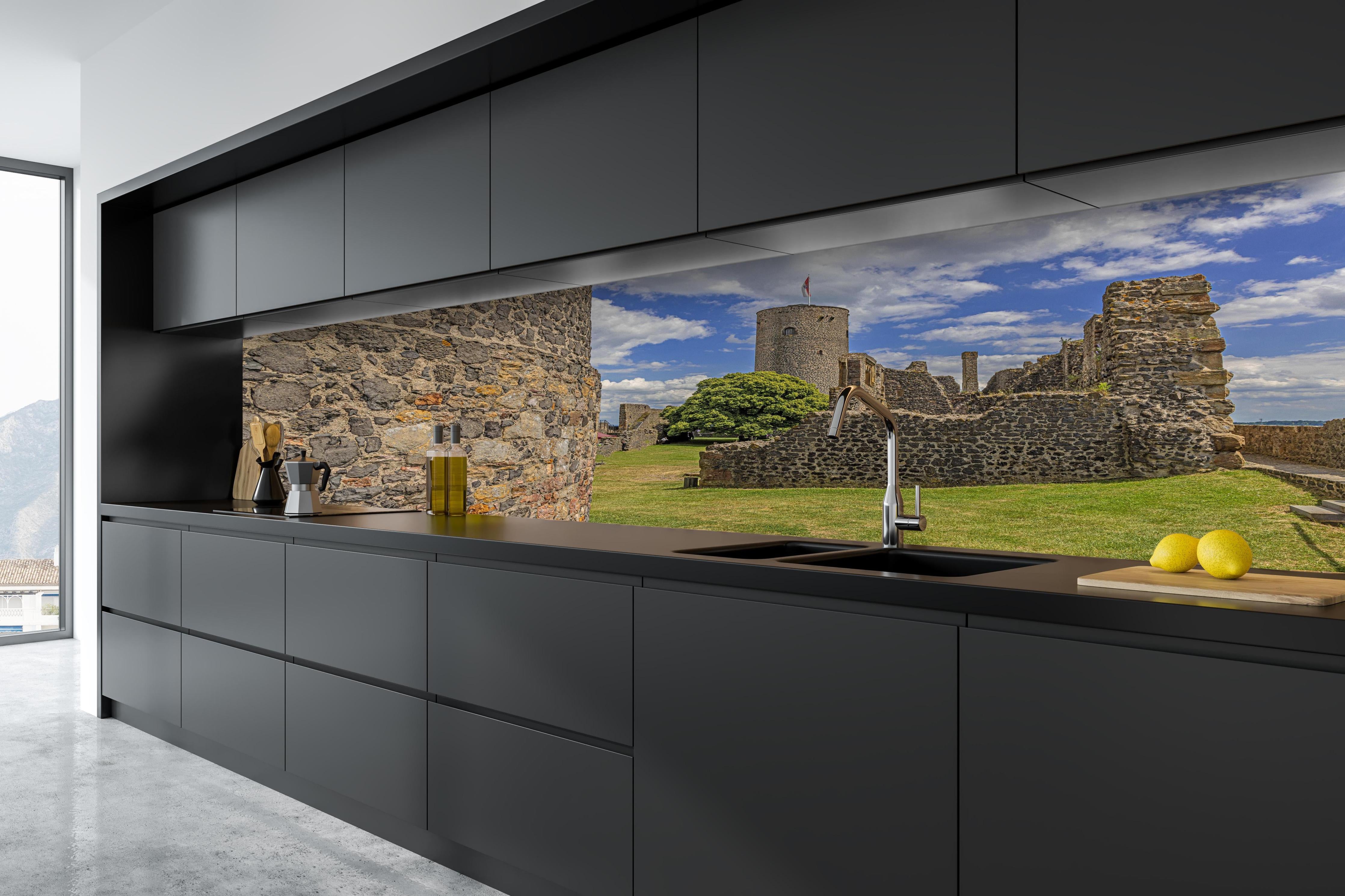 Küche - Bild von der Burgruine Münzenberg in Hessen hinter weißen Hochglanz-Küchenregalen und schwarzem Wasserhahn