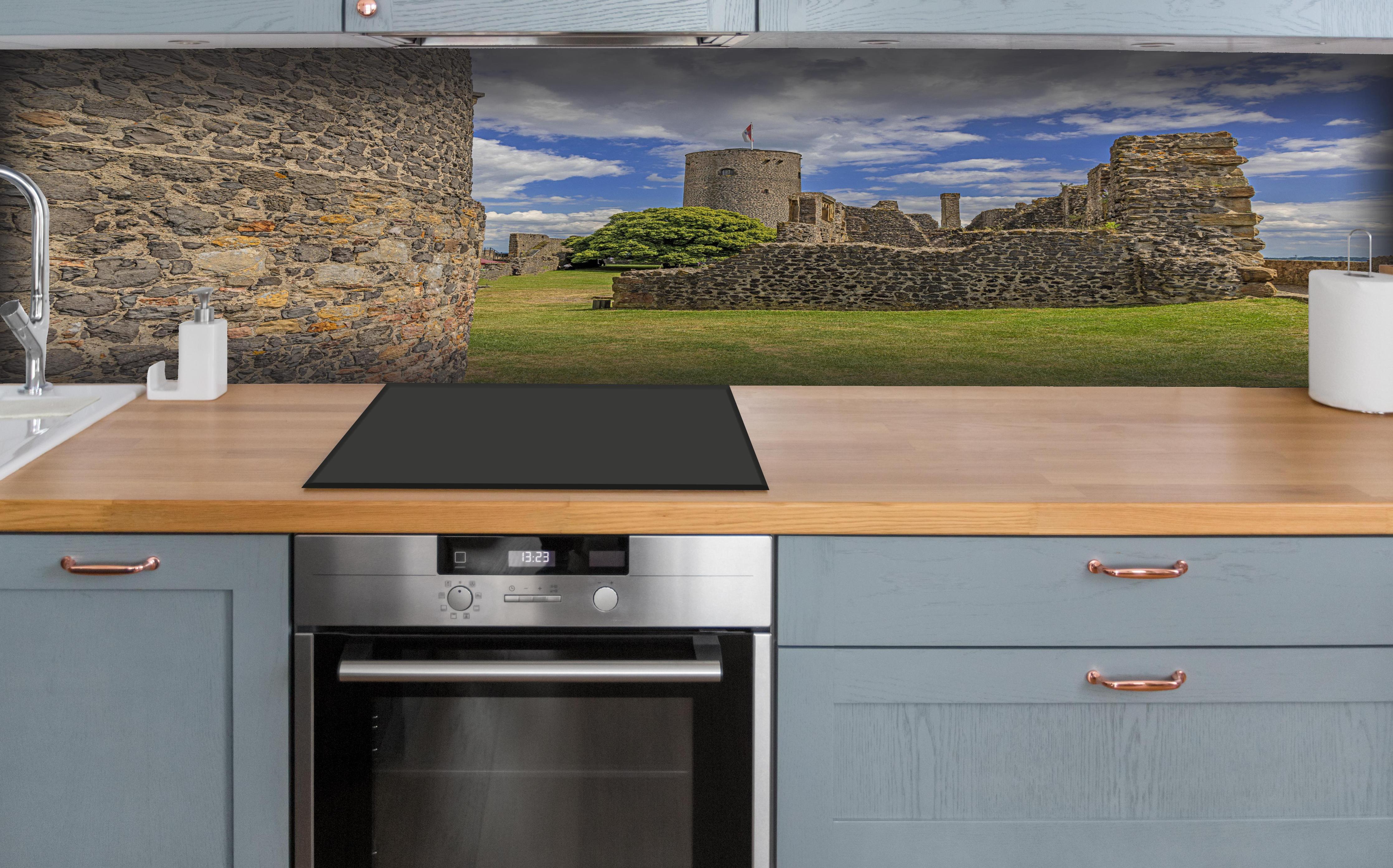 Küche - Bild von der Burgruine Münzenberg in Hessen hinter weißen Hochglanz-Küchenregalen und schwarzem Wasserhahn