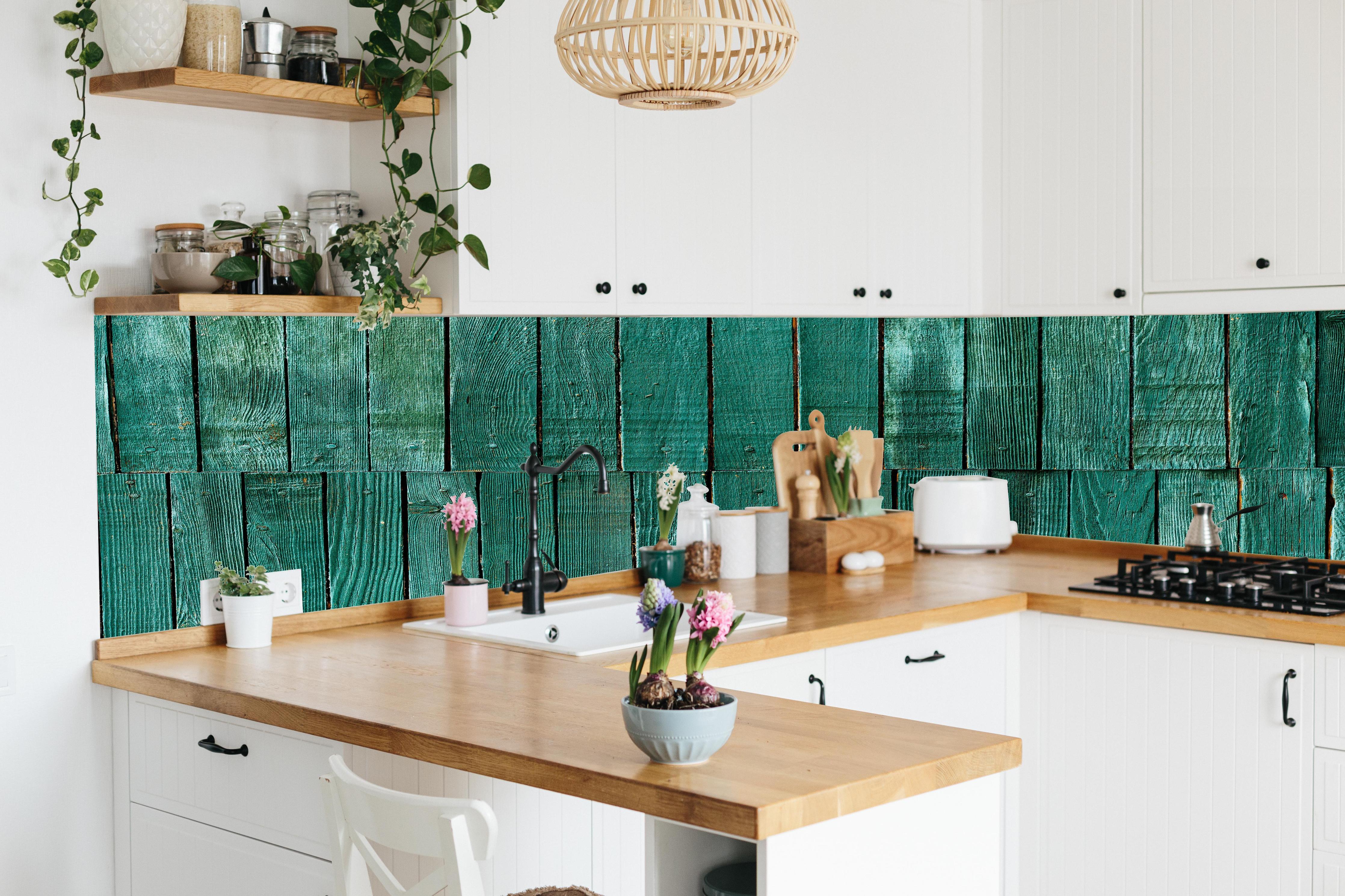 Küche - Bläuliche Holzbretter hinter weißen Hochglanz-Küchenregalen und schwarzem Wasserhahn