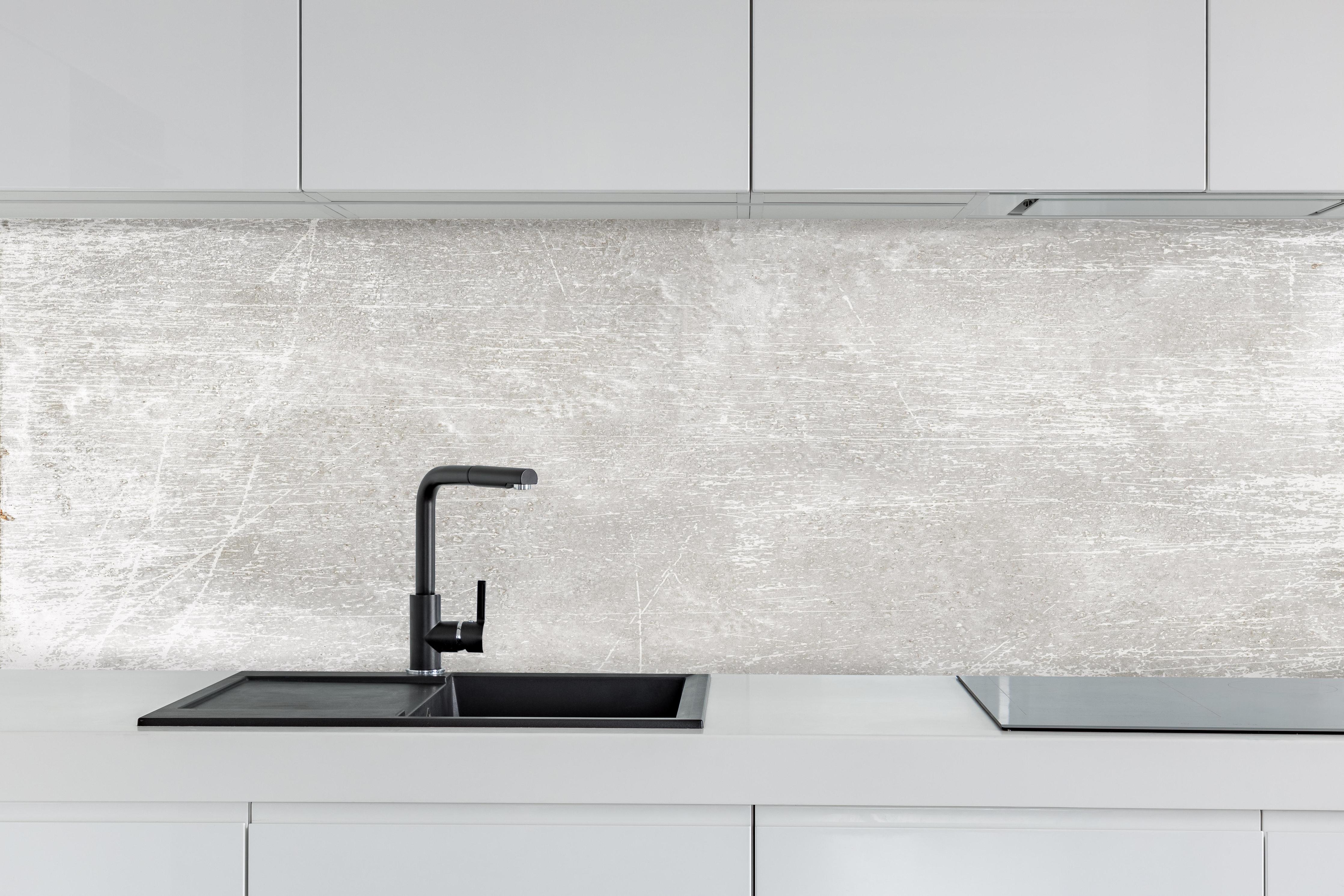 Küche - Blanker Zement Hintergrund hinter weißen Hochglanz-Küchenregalen und schwarzem Wasserhahn