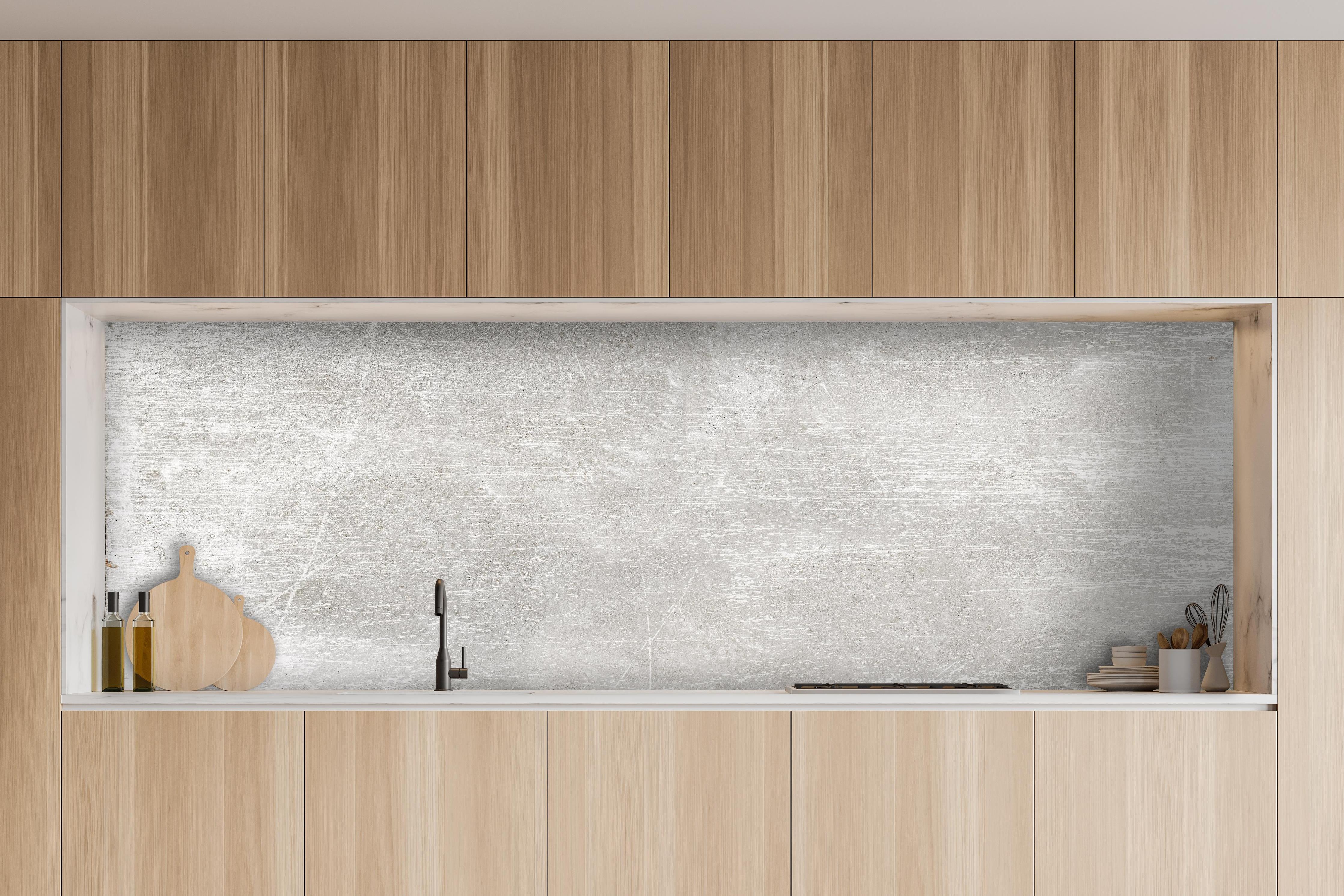 Küche - Blanker Zement Hintergrund hinter weißen Hochglanz-Küchenregalen und schwarzem Wasserhahn