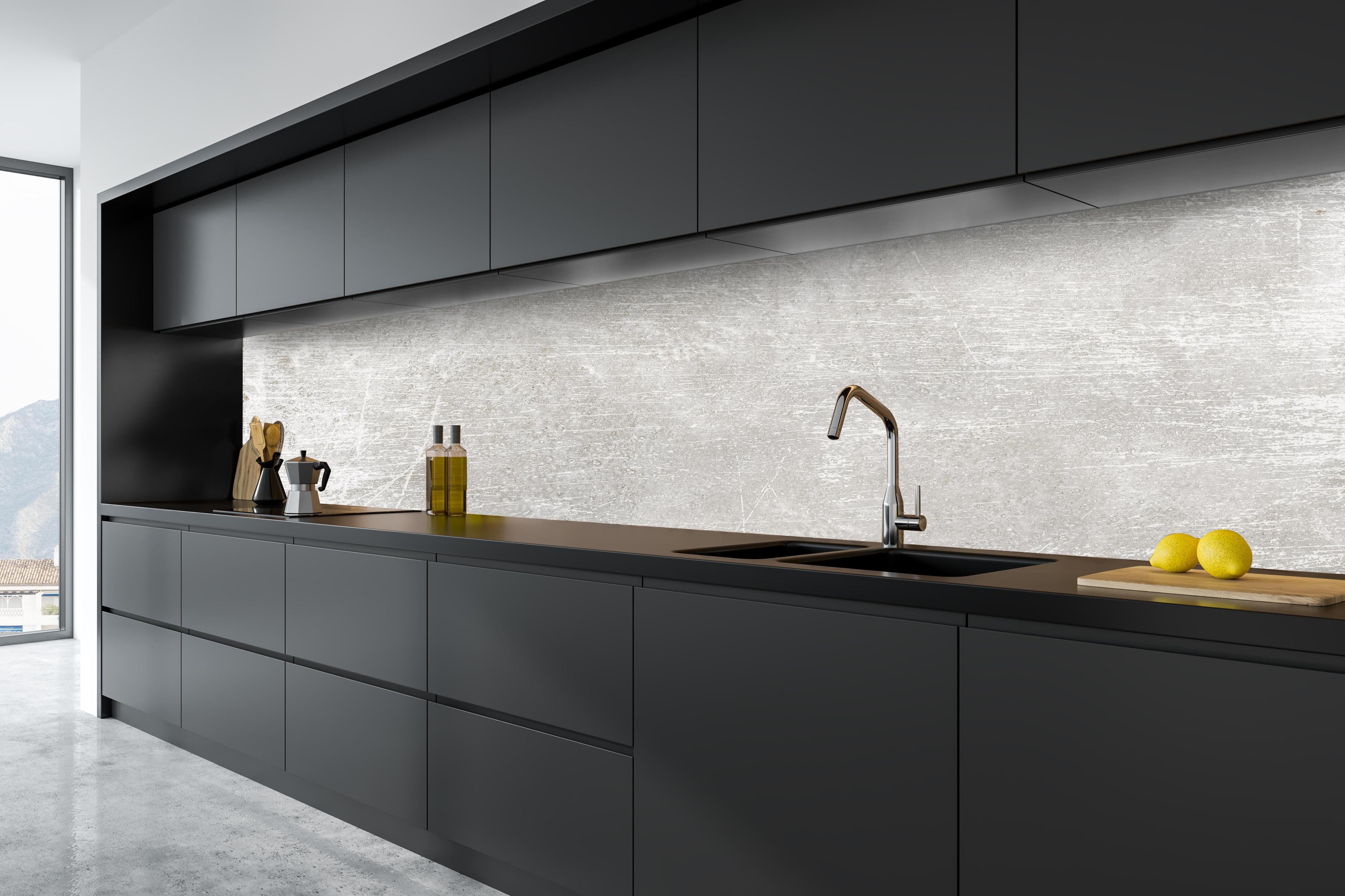 Küche - Blanker Zement Hintergrund hinter weißen Hochglanz-Küchenregalen und schwarzem Wasserhahn