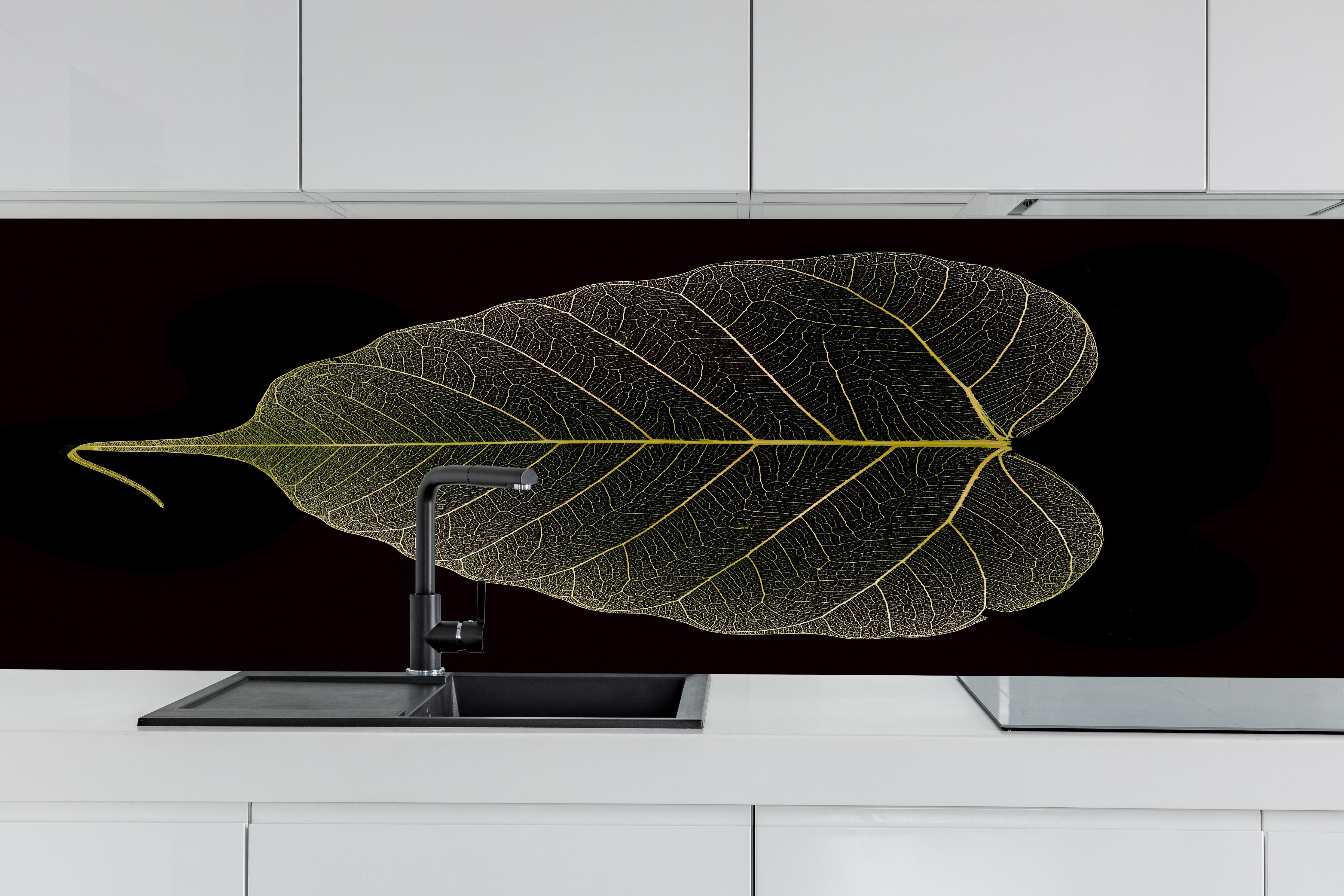 Küche - Blattadern Makromuster Gelb Detail hinter weißen Hochglanz-Küchenregalen und schwarzem Wasserhahn