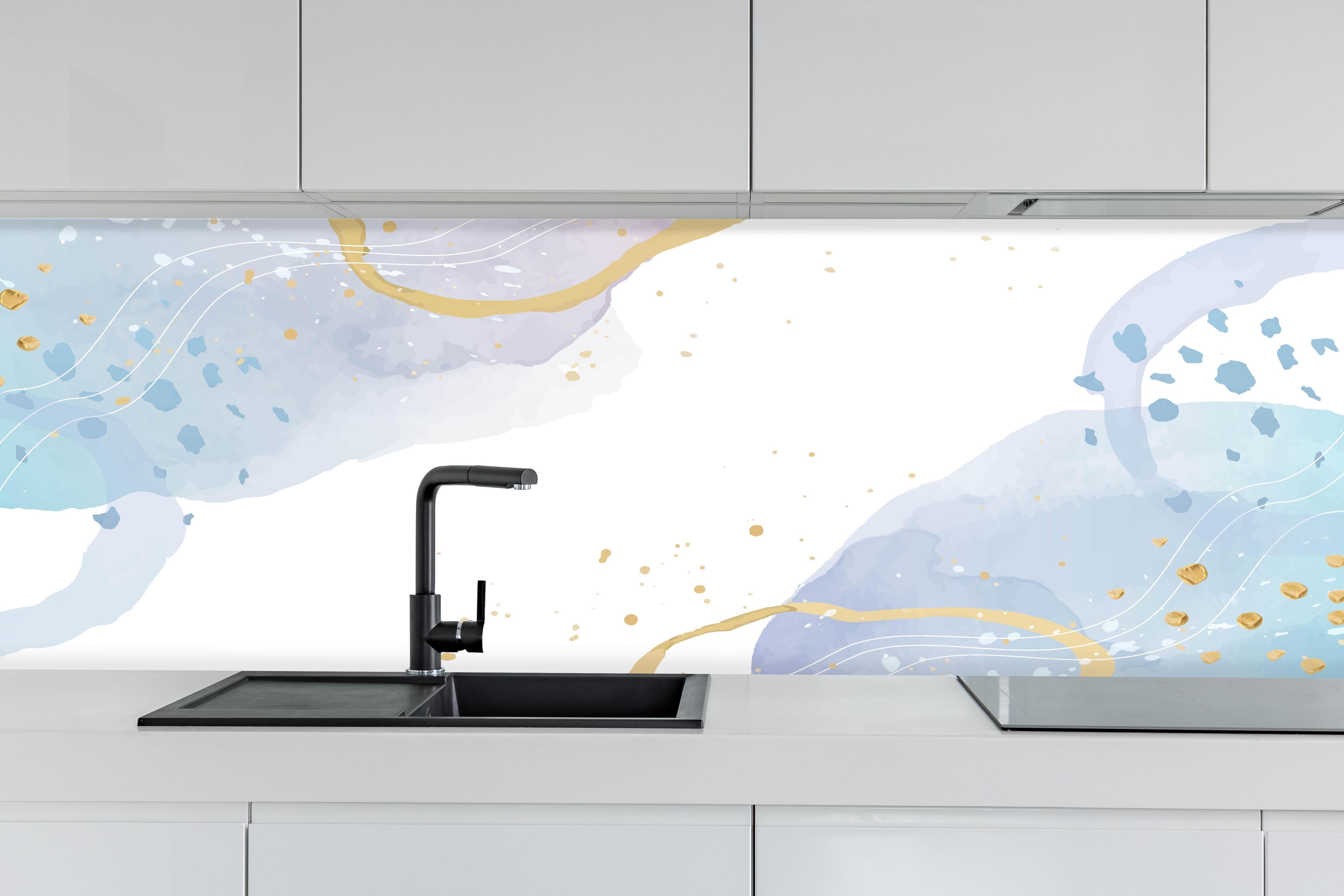 Küche - Blau-Goldenes Aquarell Kunstwerk Muster hinter weißen Hochglanz-Küchenregalen und schwarzem Wasserhahn