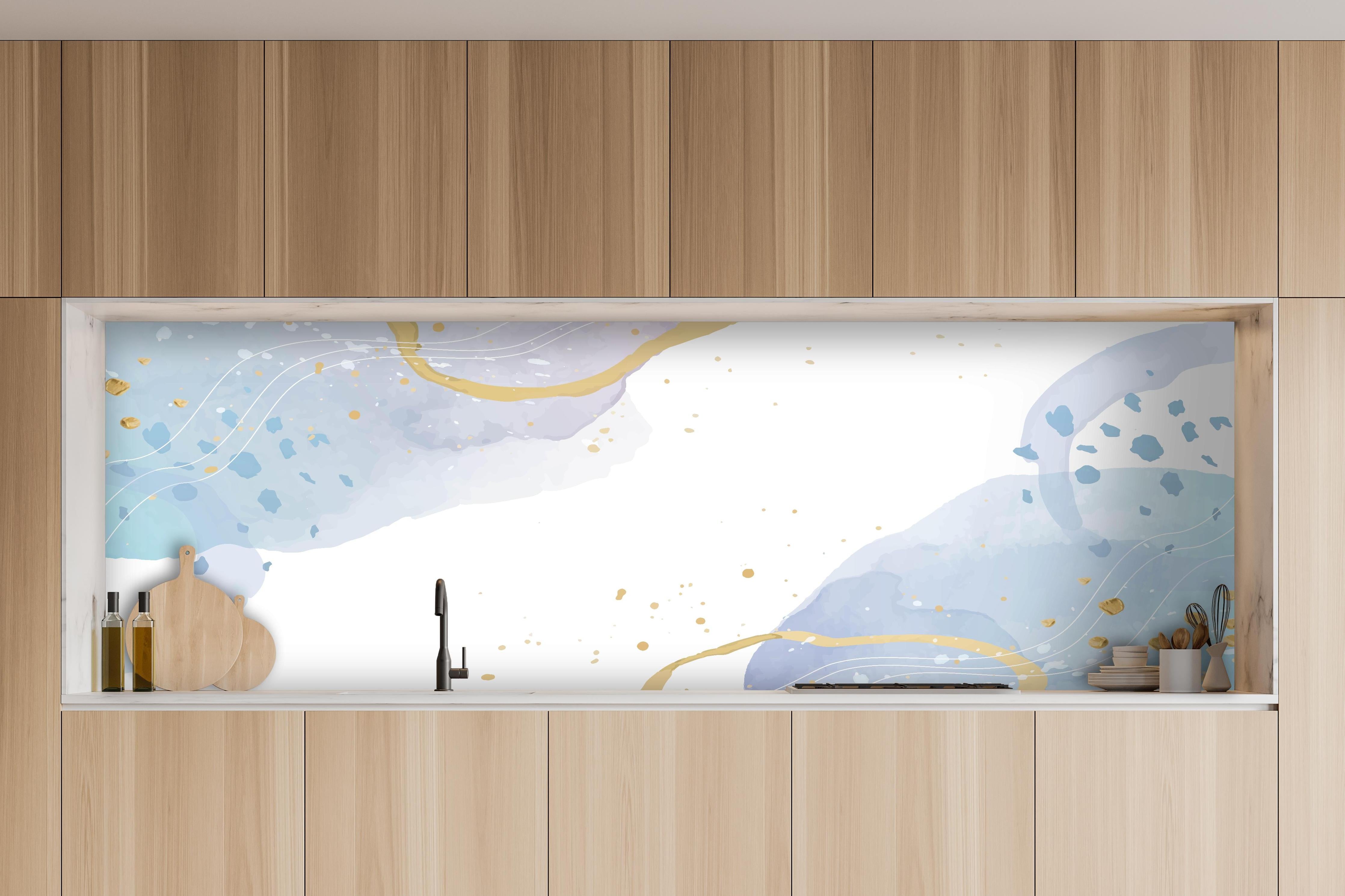 Küche - Blau-Goldenes Aquarell Kunstwerk Muster hinter weißen Hochglanz-Küchenregalen und schwarzem Wasserhahn