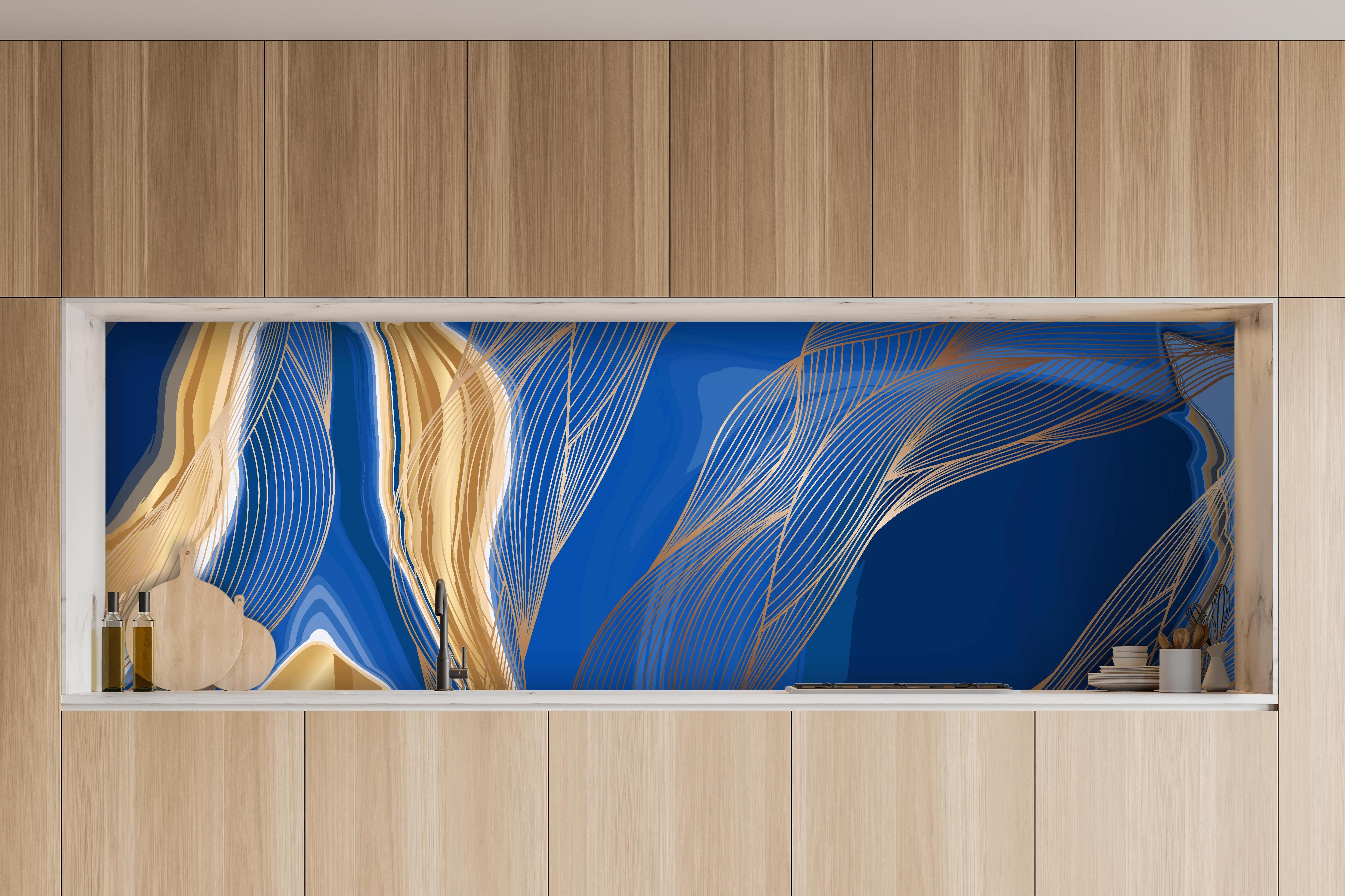 Küche - Blau-Goldenes abstraktes Linien-Art-Design hinter weißen Hochglanz-Küchenregalen und schwarzem Wasserhahn