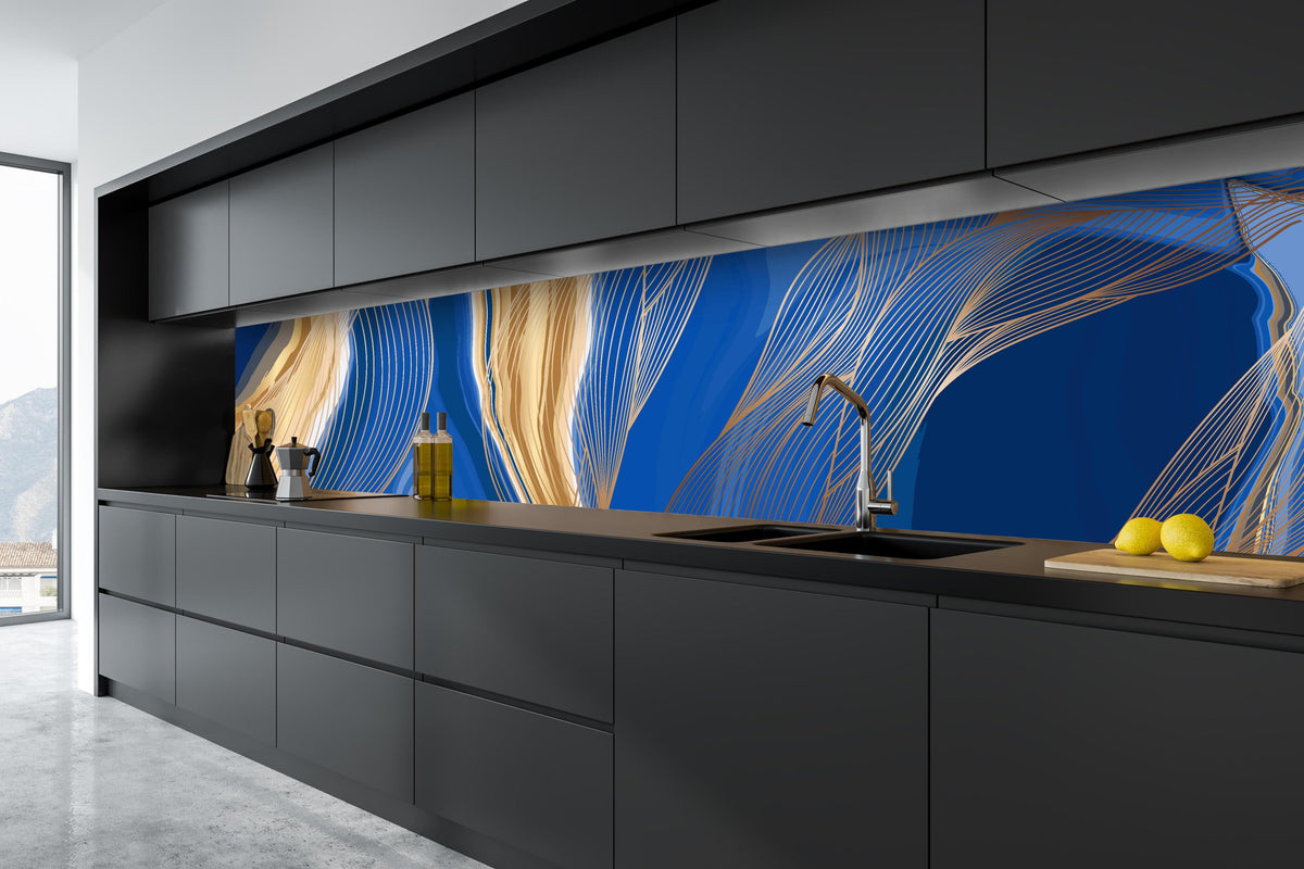 Küche - Blau-Goldenes abstraktes Linien-Art-Design hinter weißen Hochglanz-Küchenregalen und schwarzem Wasserhahn
