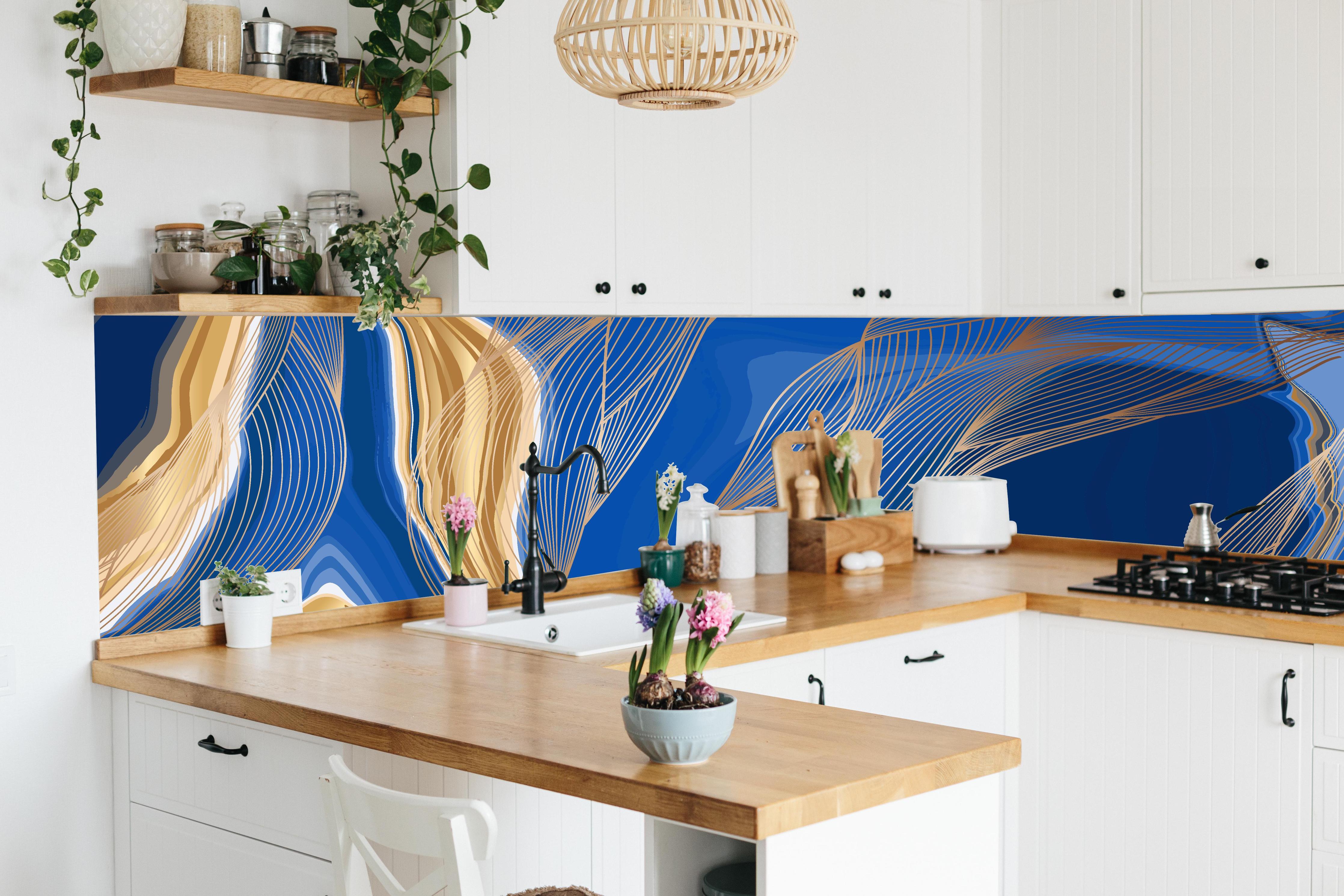 Küche - Blau-Goldenes abstraktes Linien-Art-Design hinter weißen Hochglanz-Küchenregalen und schwarzem Wasserhahn