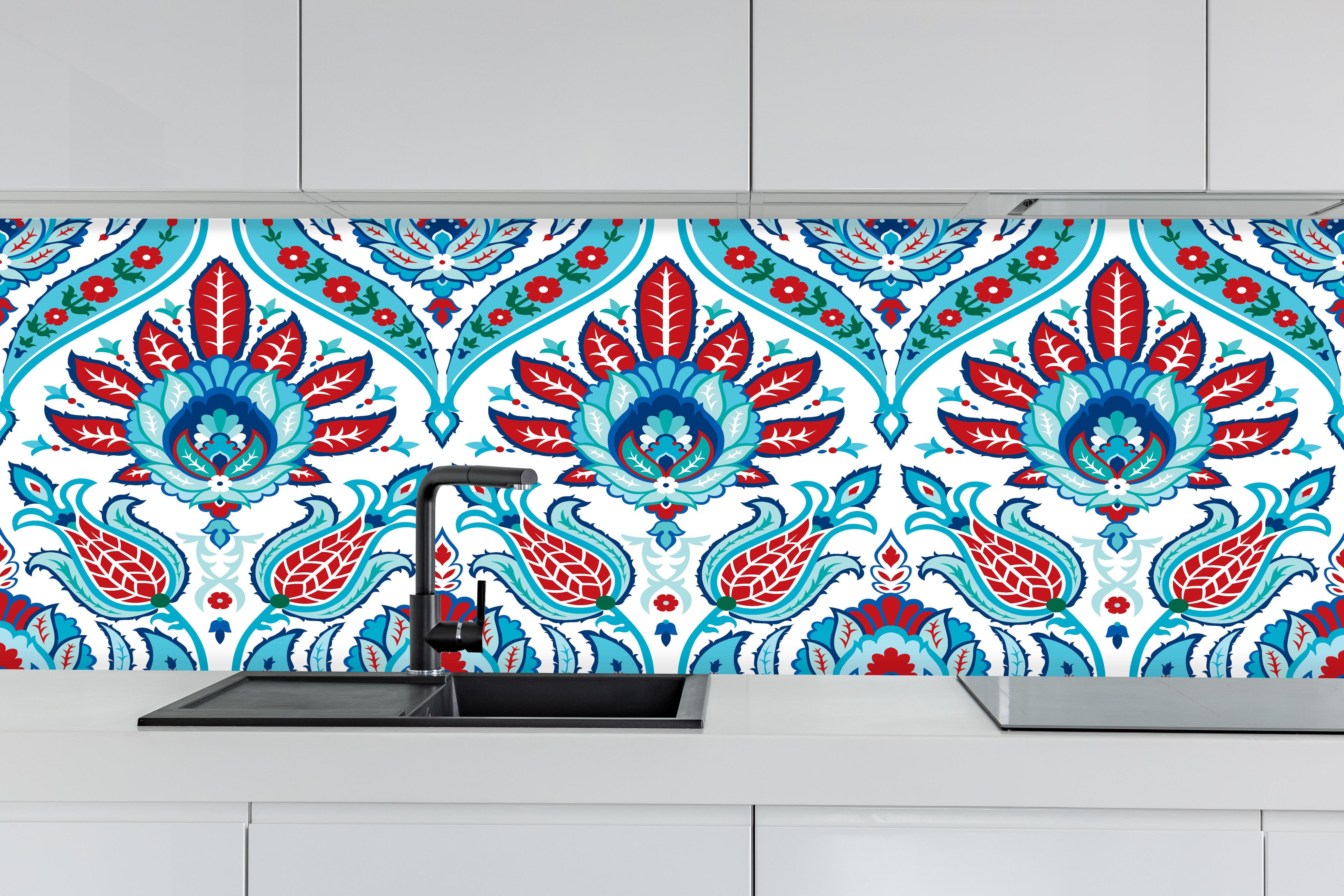 Küche - Blau-Roter Exotischer Blumendruck hinter weißen Hochglanz-Küchenregalen und schwarzem Wasserhahn