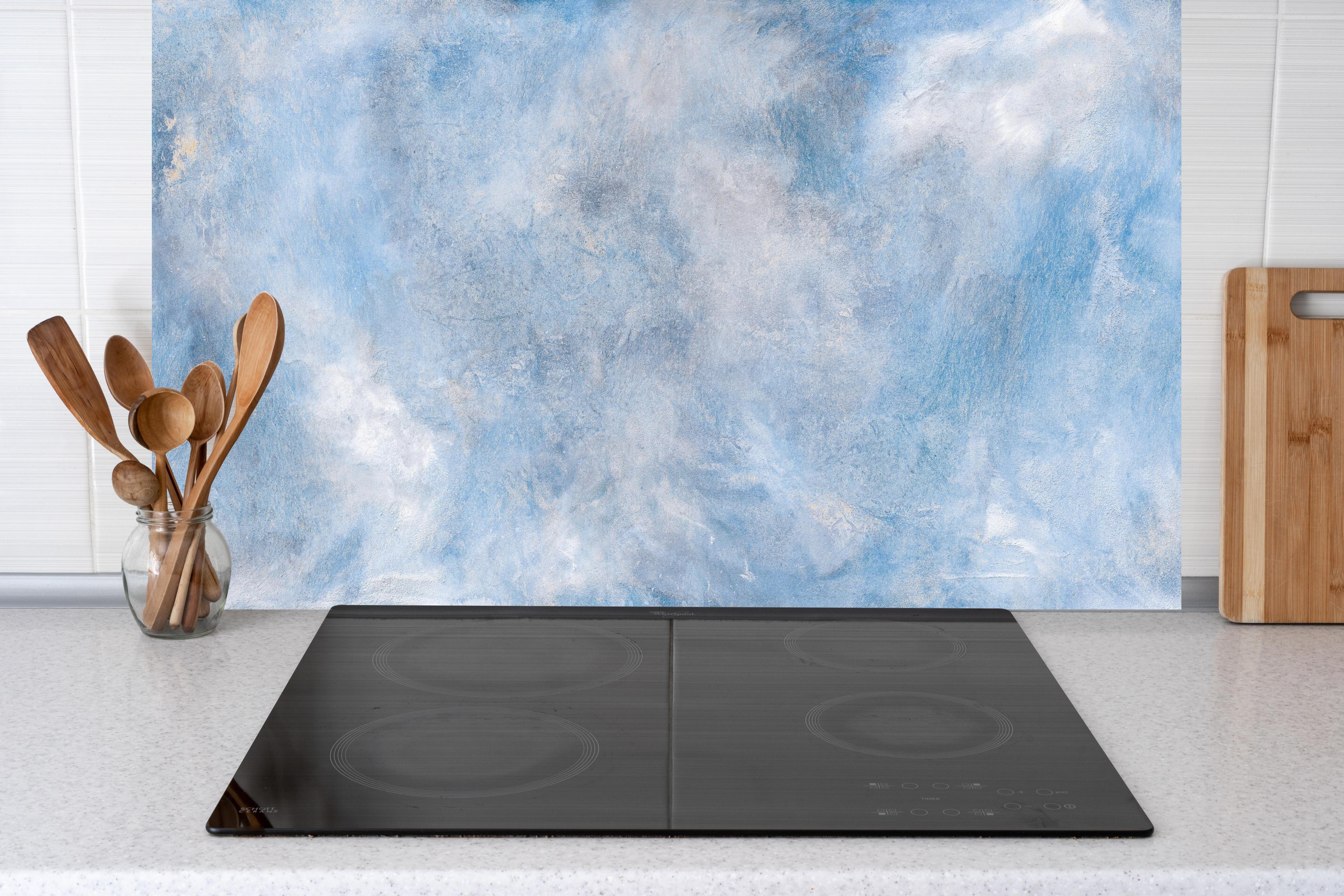 Küche - Blaue Marmor Textur hinter weißen Hochglanz-Küchenregalen und schwarzem Wasserhahn