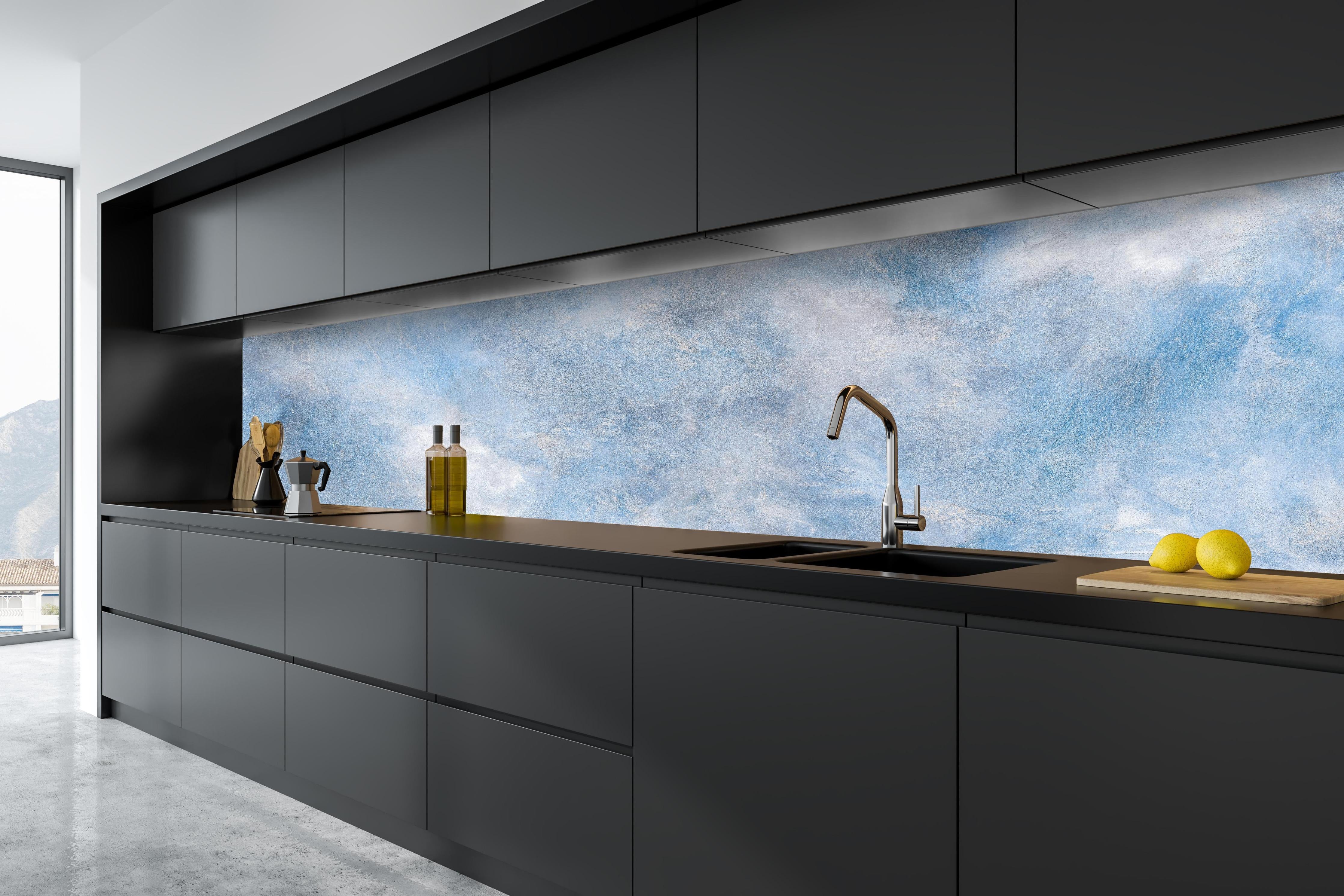 Küche - Blaue Marmor Textur hinter weißen Hochglanz-Küchenregalen und schwarzem Wasserhahn