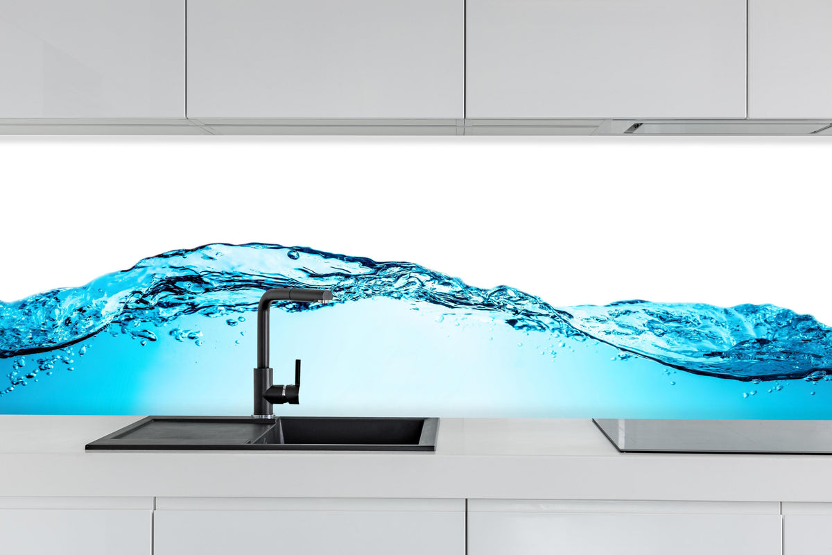 Küche - Blaue Wellentextur mit Luftblasen isoliert hinter weißen Hochglanz-Küchenregalen und schwarzem Wasserhahn