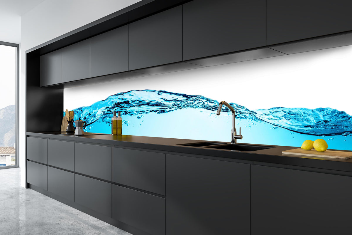 Küche - Blaue Wellentextur mit Luftblasen isoliert hinter weißen Hochglanz-Küchenregalen und schwarzem Wasserhahn