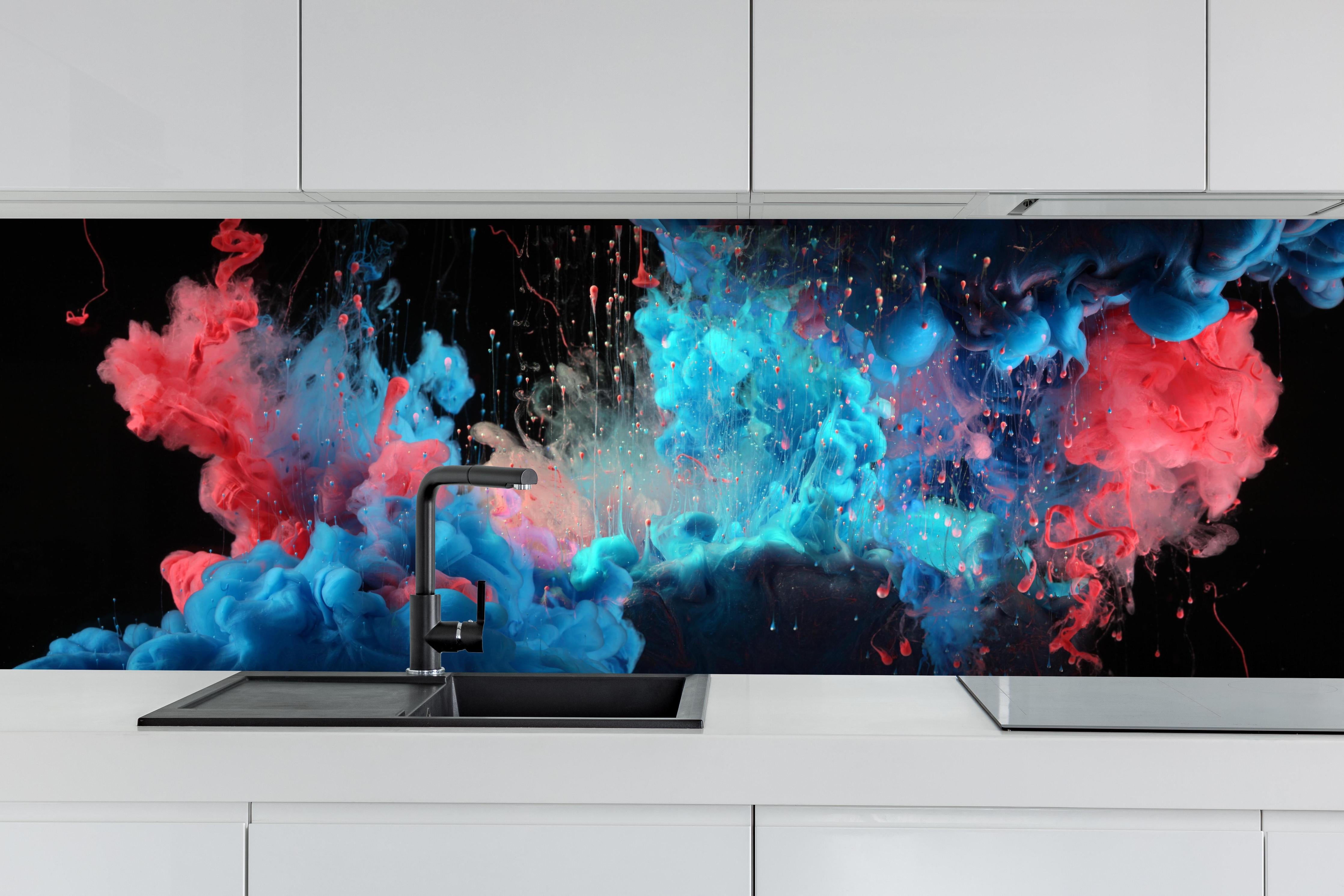 Küche - Blaue und rote Acryl-Farben auf Schwarz hinter weißen Hochglanz-Küchenregalen und schwarzem Wasserhahn