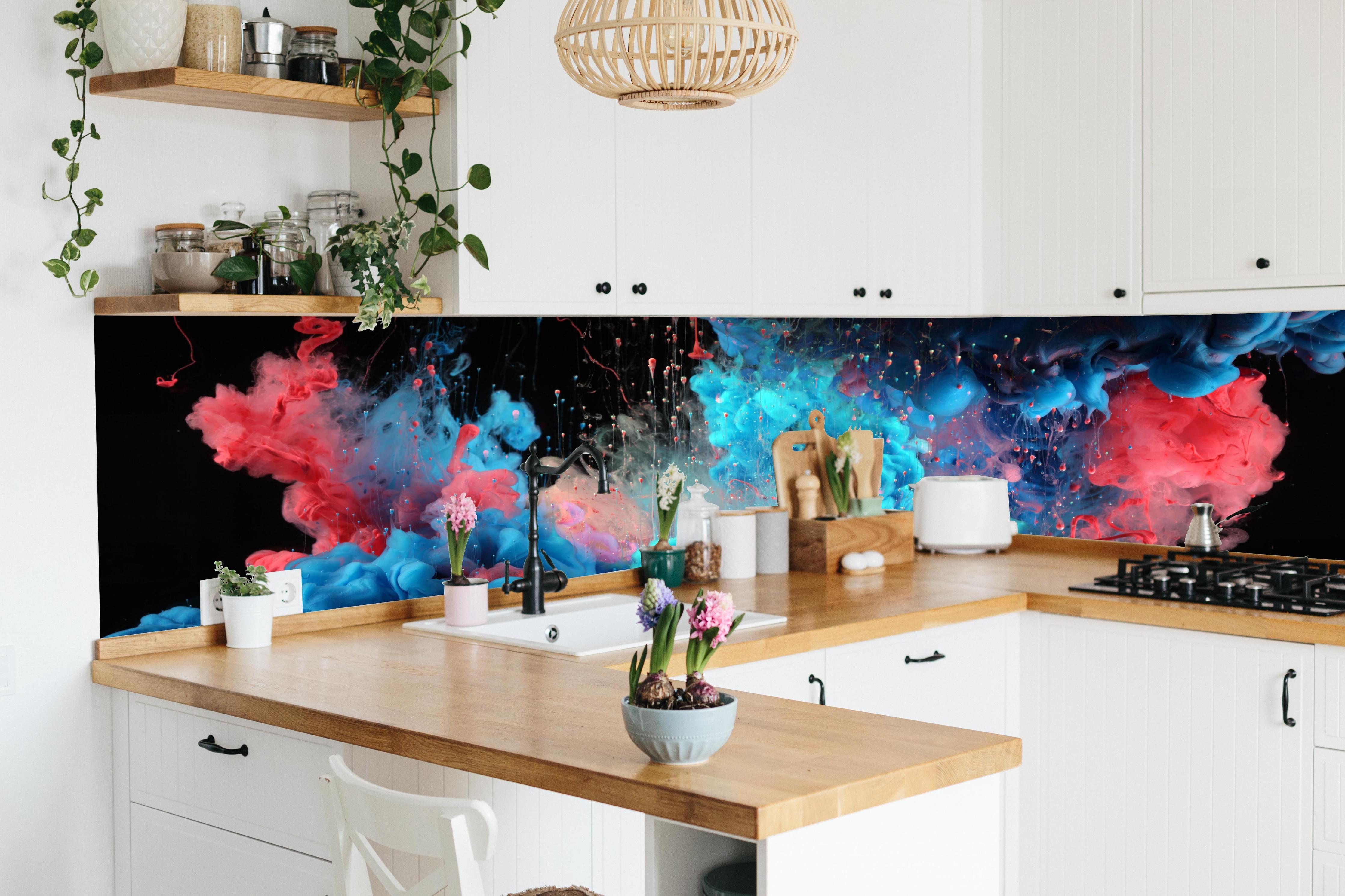 Küche - Blaue und rote Acryl-Farben auf Schwarz hinter weißen Hochglanz-Küchenregalen und schwarzem Wasserhahn