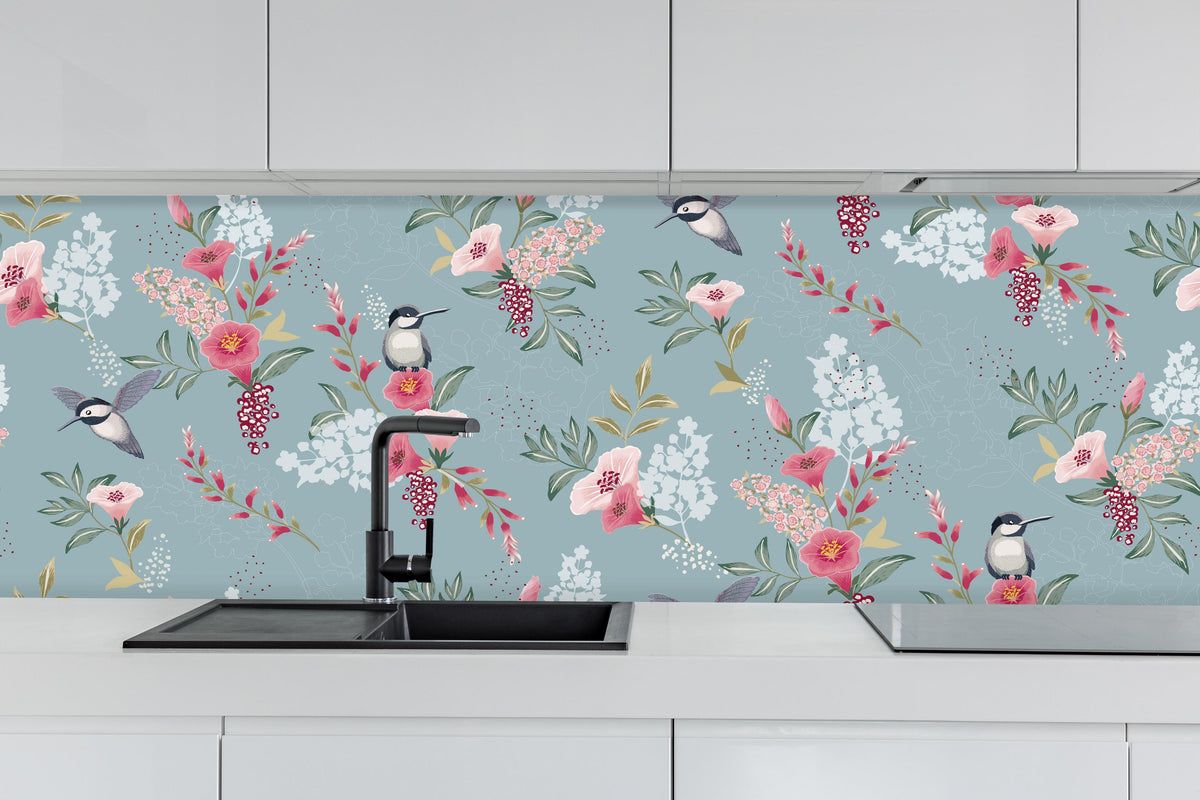 Küche - Blaugraues Vogel-Blumen-Design Muster hinter weißen Hochglanz-Küchenregalen und schwarzem Wasserhahn