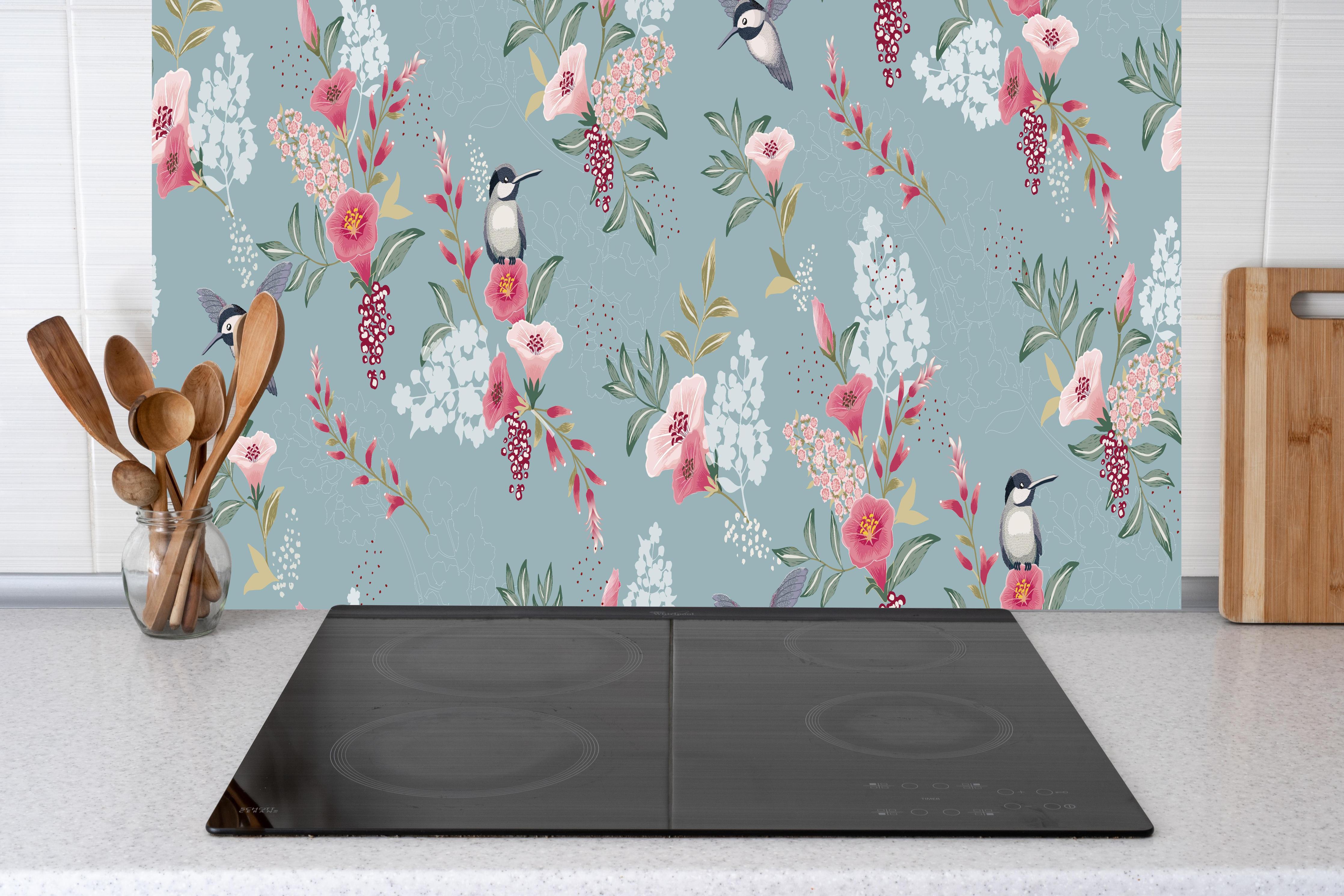 Küche - Blaugraues Vogel-Blumen-Design Muster hinter weißen Hochglanz-Küchenregalen und schwarzem Wasserhahn