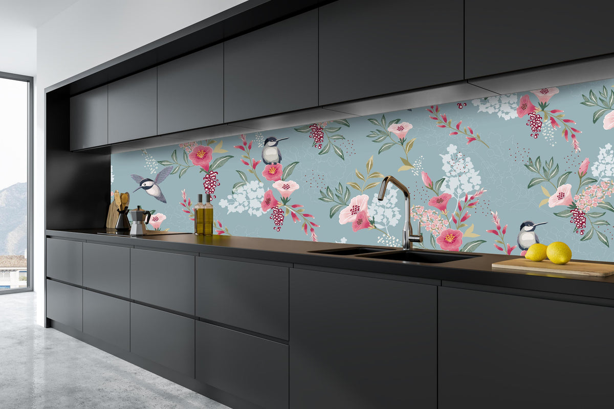 Küche - Blaugraues Vogel-Blumen-Design Muster hinter weißen Hochglanz-Küchenregalen und schwarzem Wasserhahn