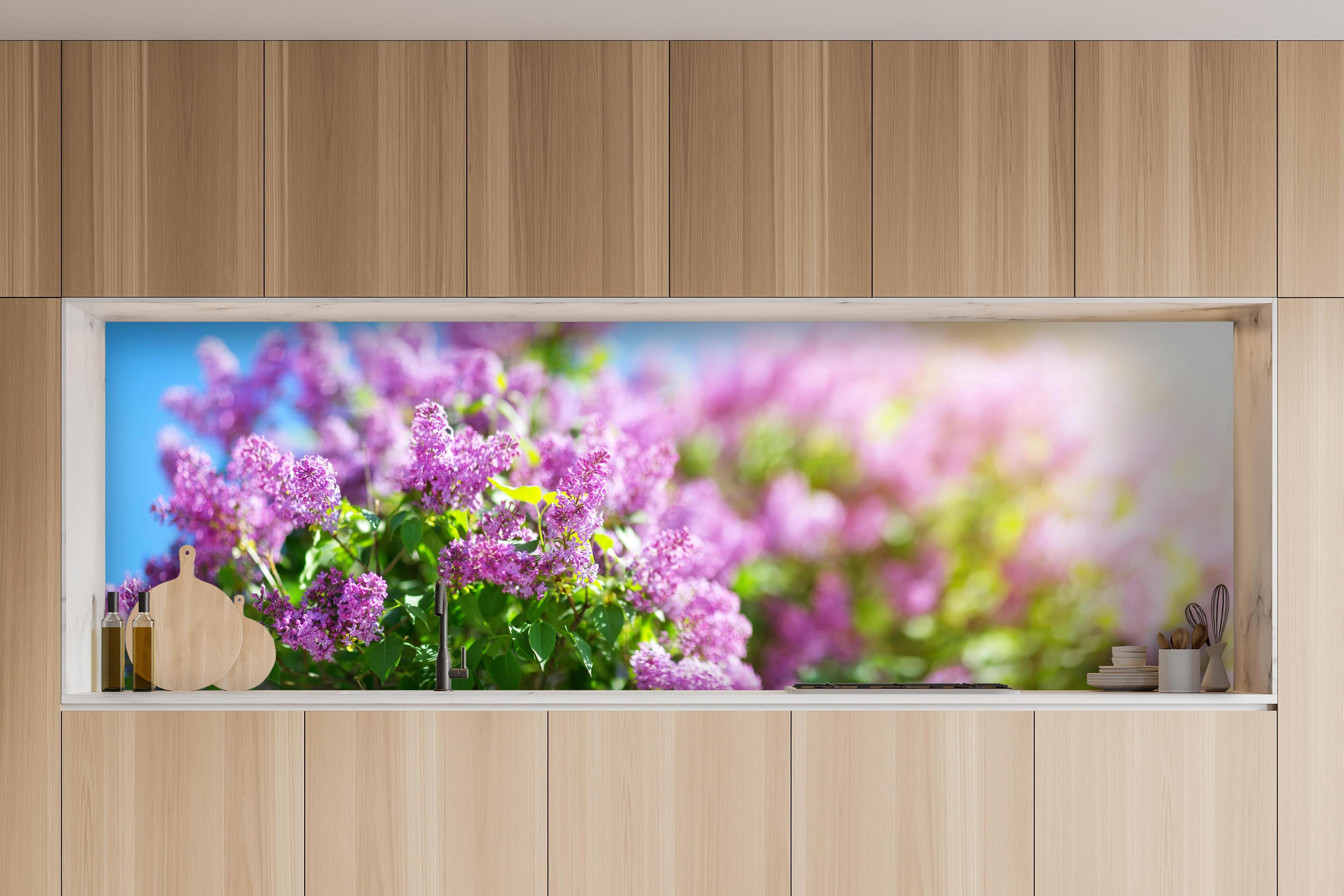 Küche - Blumen blühen auf im Frühling hinter weißen Hochglanz-Küchenregalen und schwarzem Wasserhahn