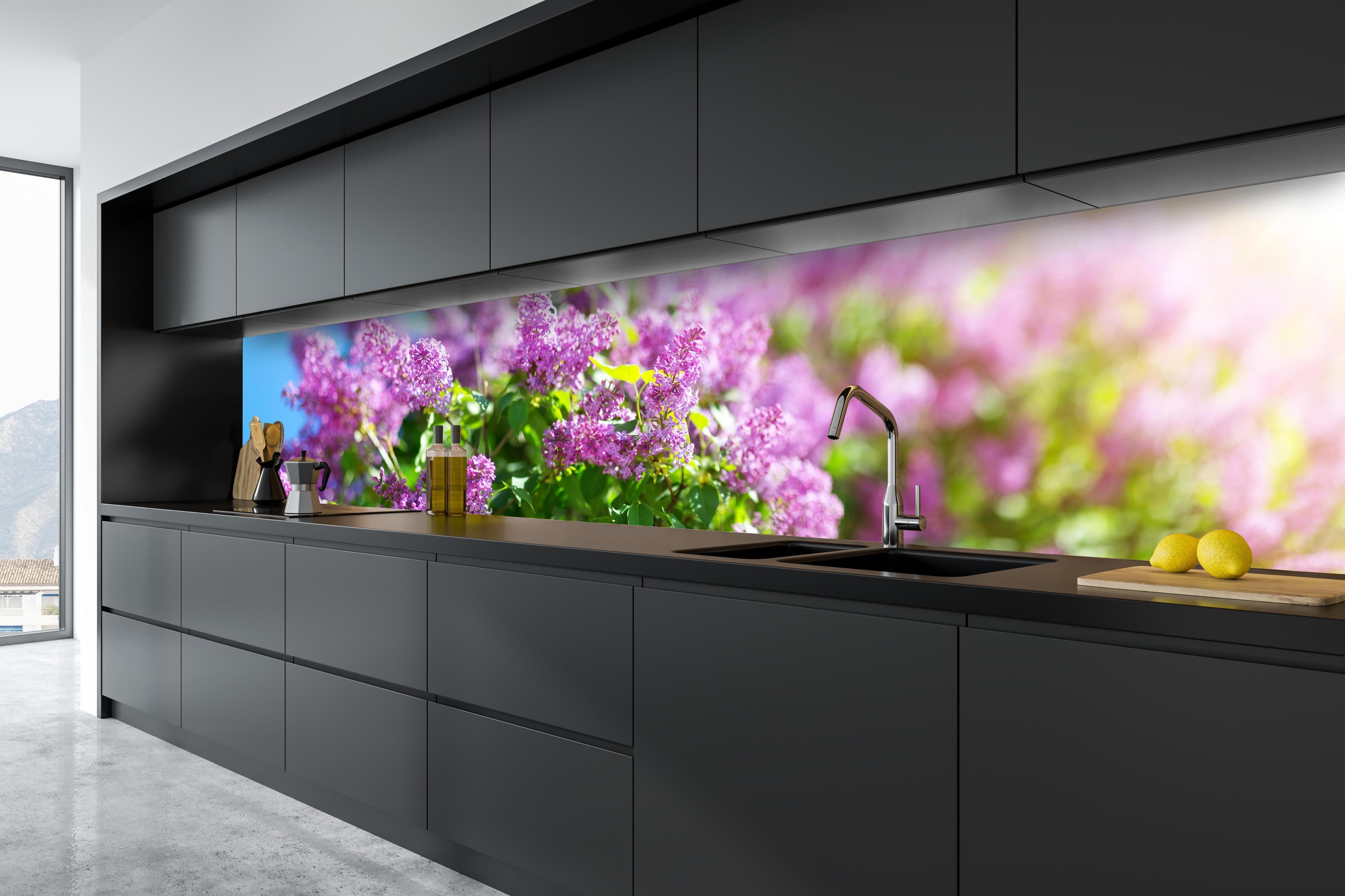 Küche - Blumen blühen auf im Frühling hinter weißen Hochglanz-Küchenregalen und schwarzem Wasserhahn