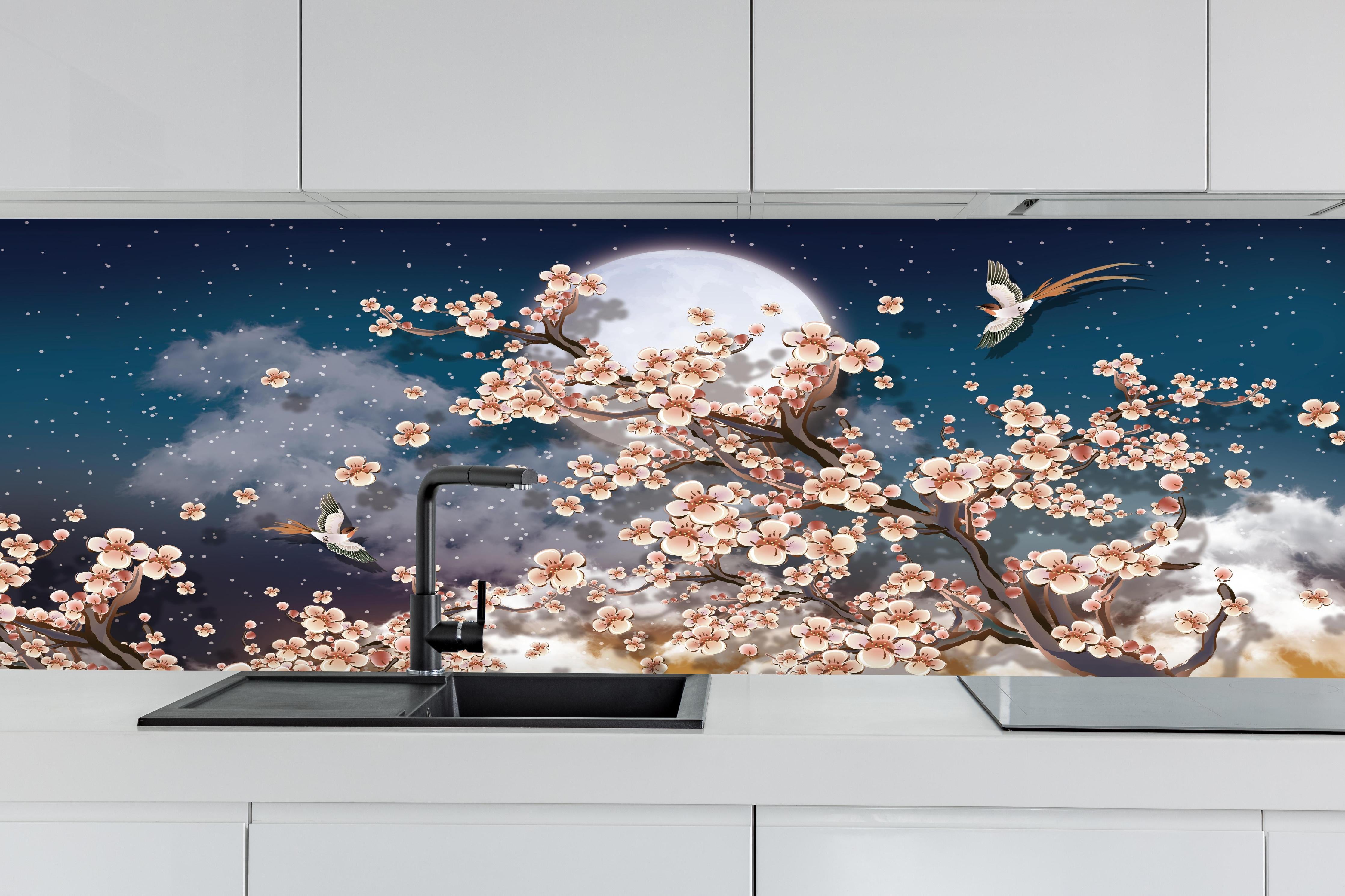 Küche - Blumen und Vögel - Floral hinter weißen Hochglanz-Küchenregalen und schwarzem Wasserhahn