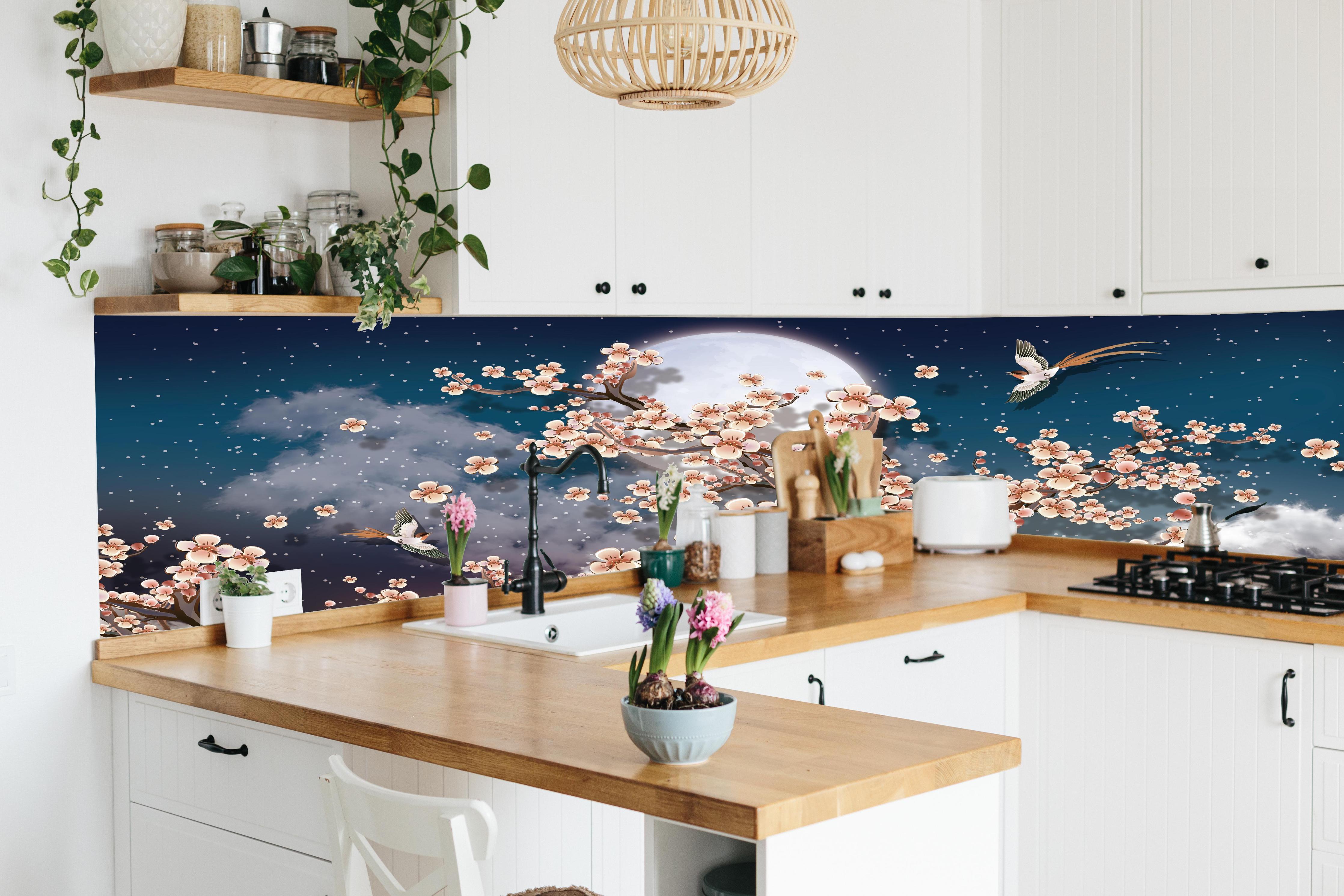 Küche - Blumen und Vögel - Floral hinter weißen Hochglanz-Küchenregalen und schwarzem Wasserhahn