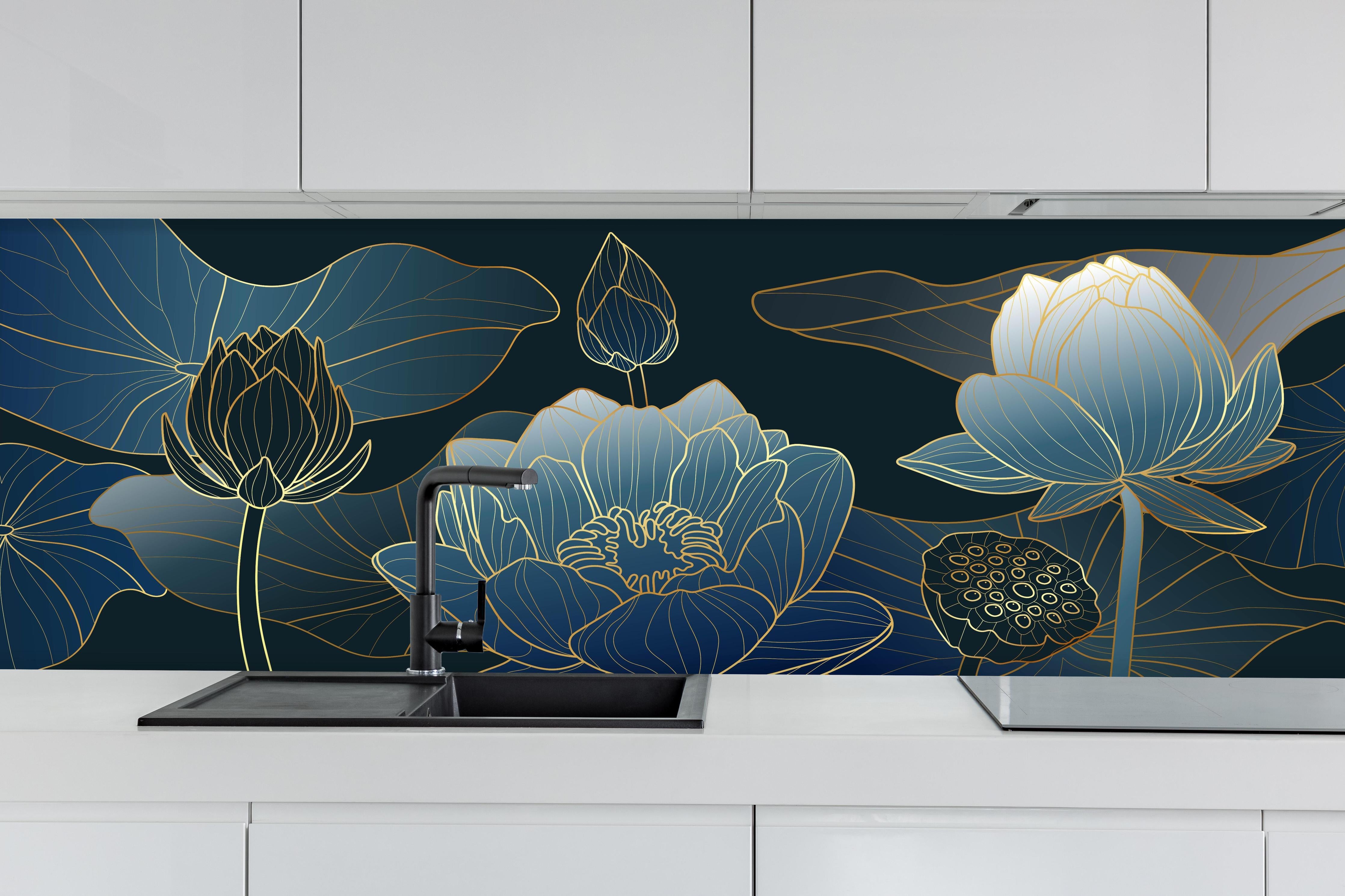 Küche - Blumendesign in Blau-Weiß mit goldenen Akzenten hinter weißen Hochglanz-Küchenregalen und schwarzem Wasserhahn