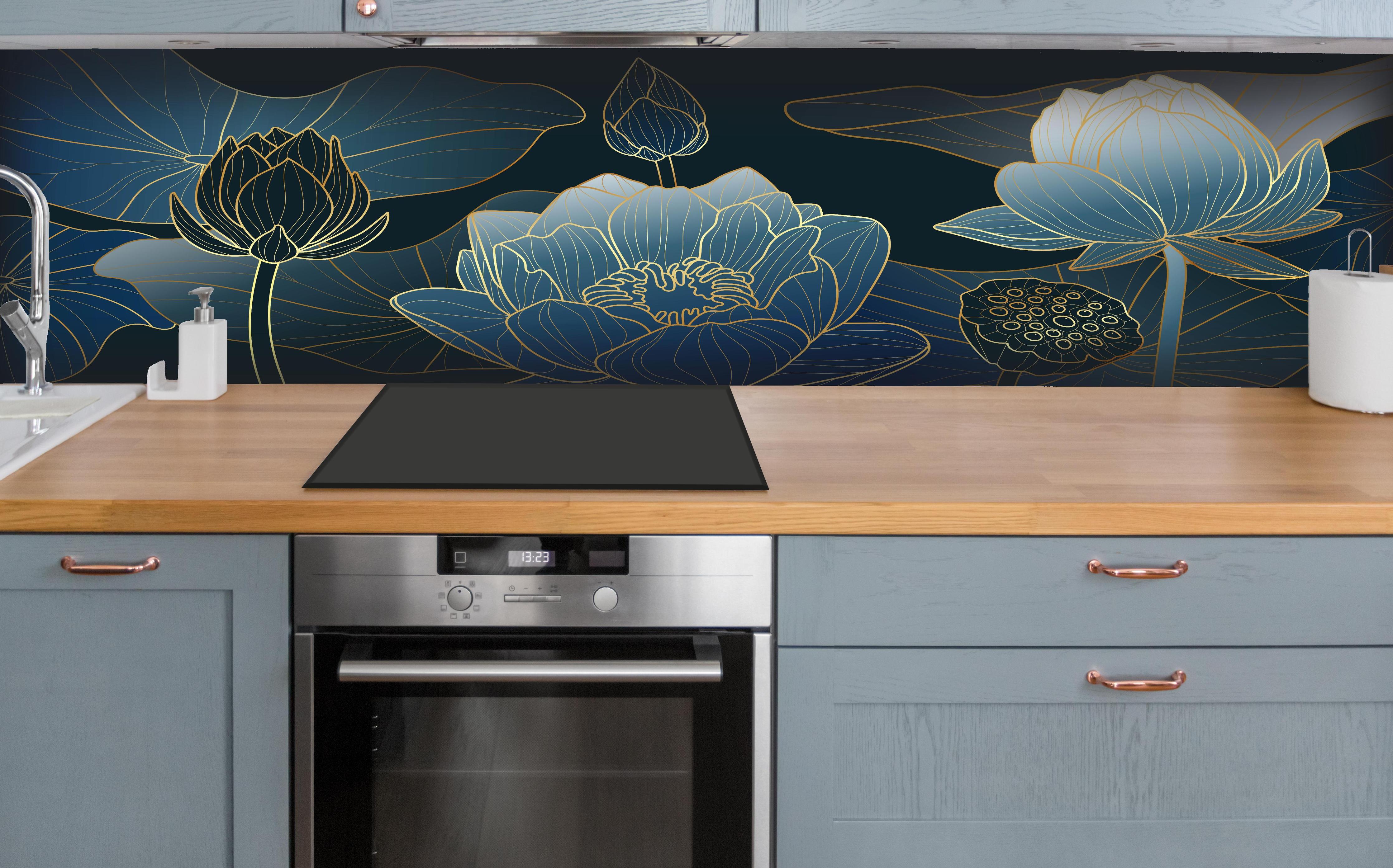 Küche - Blumendesign in Blau-Weiß mit goldenen Akzenten hinter weißen Hochglanz-Küchenregalen und schwarzem Wasserhahn