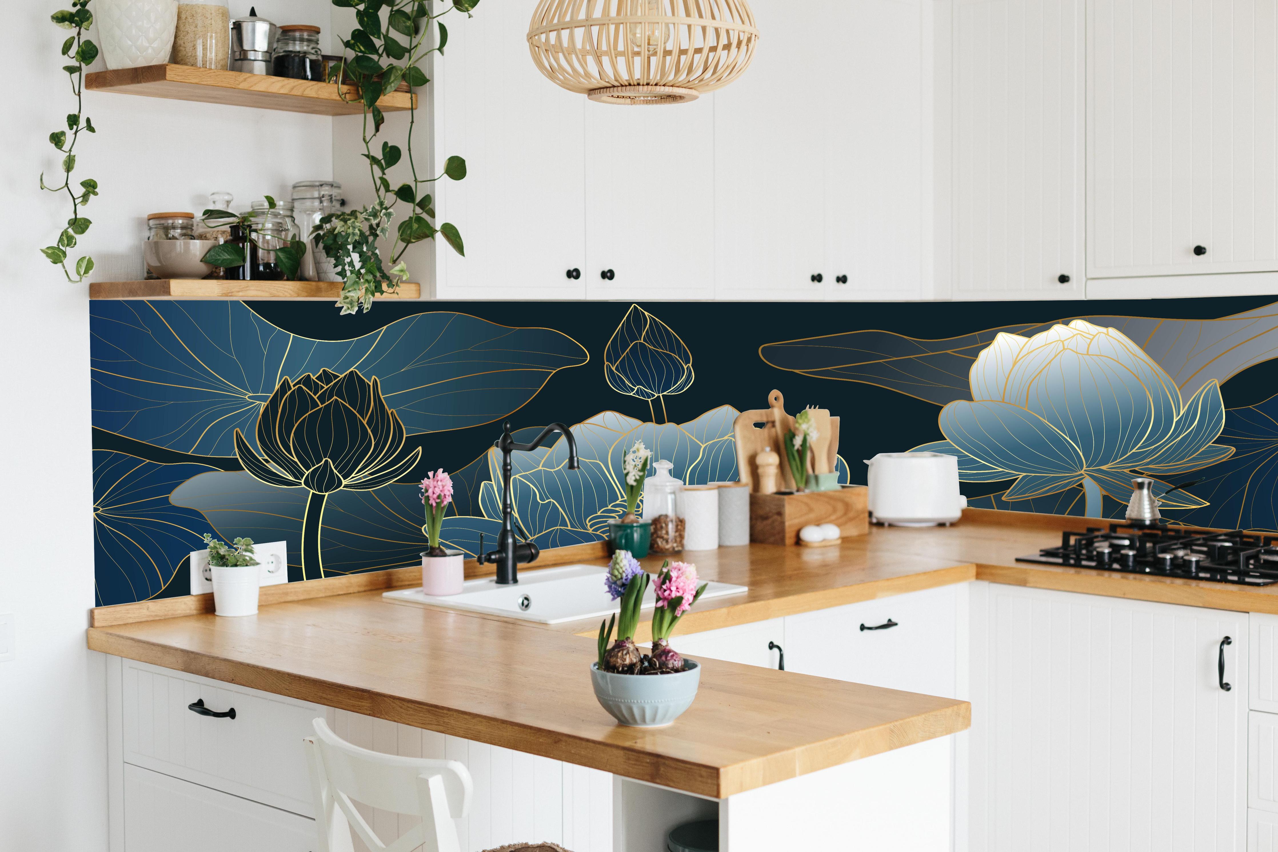 Küche - Blumendesign in Blau-Weiß mit goldenen Akzenten hinter weißen Hochglanz-Küchenregalen und schwarzem Wasserhahn