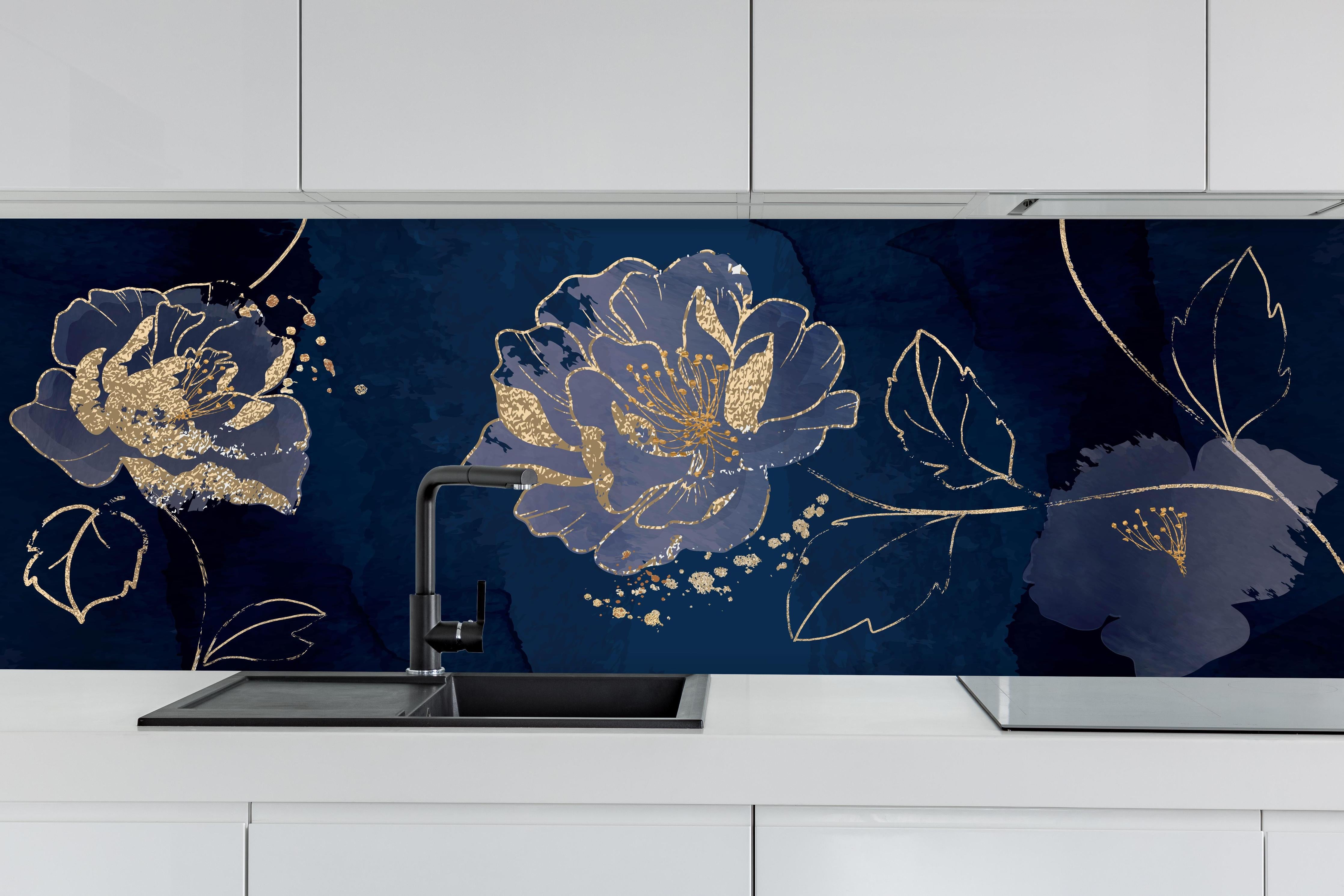 Küche - Blumenmotiv Nachtblau mit Goldverzierung hinter weißen Hochglanz-Küchenregalen und schwarzem Wasserhahn