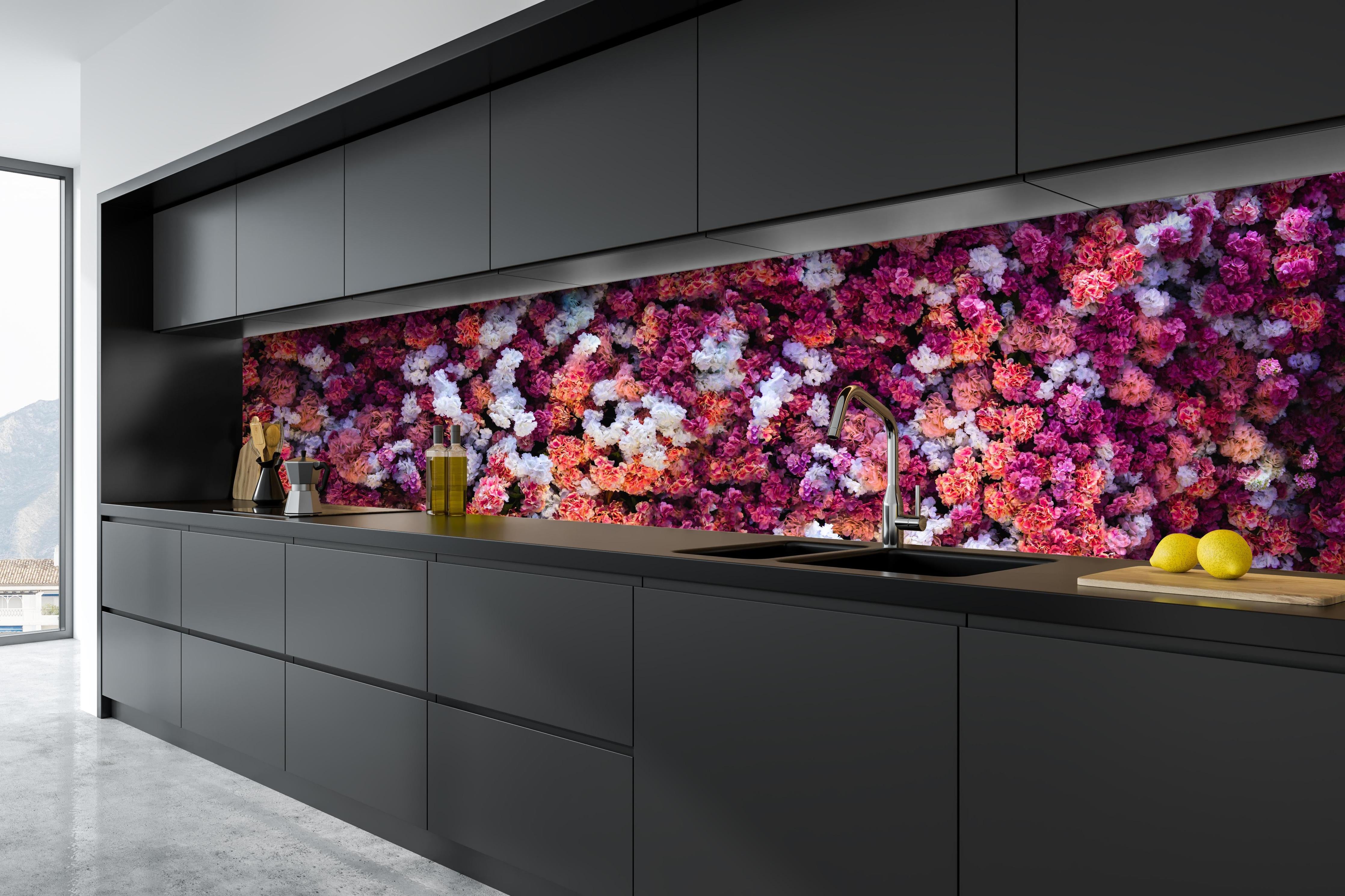 Küche - Blumenwand in Rot und Weiß Naturhintergrund hinter weißen Hochglanz-Küchenregalen und schwarzem Wasserhahn