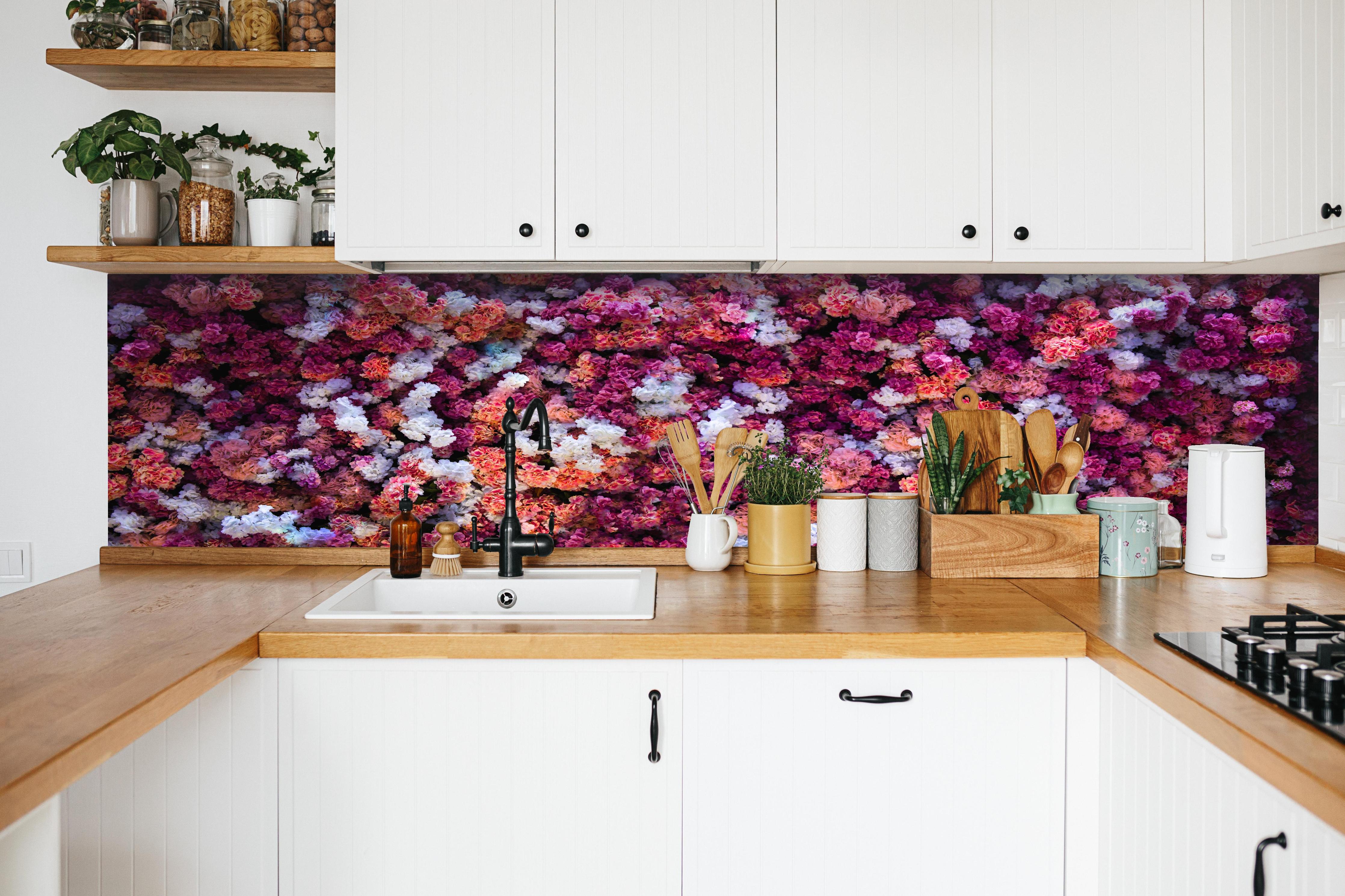 Küche - Blumenwand in Rot und Weiß Naturhintergrund hinter weißen Hochglanz-Küchenregalen und schwarzem Wasserhahn