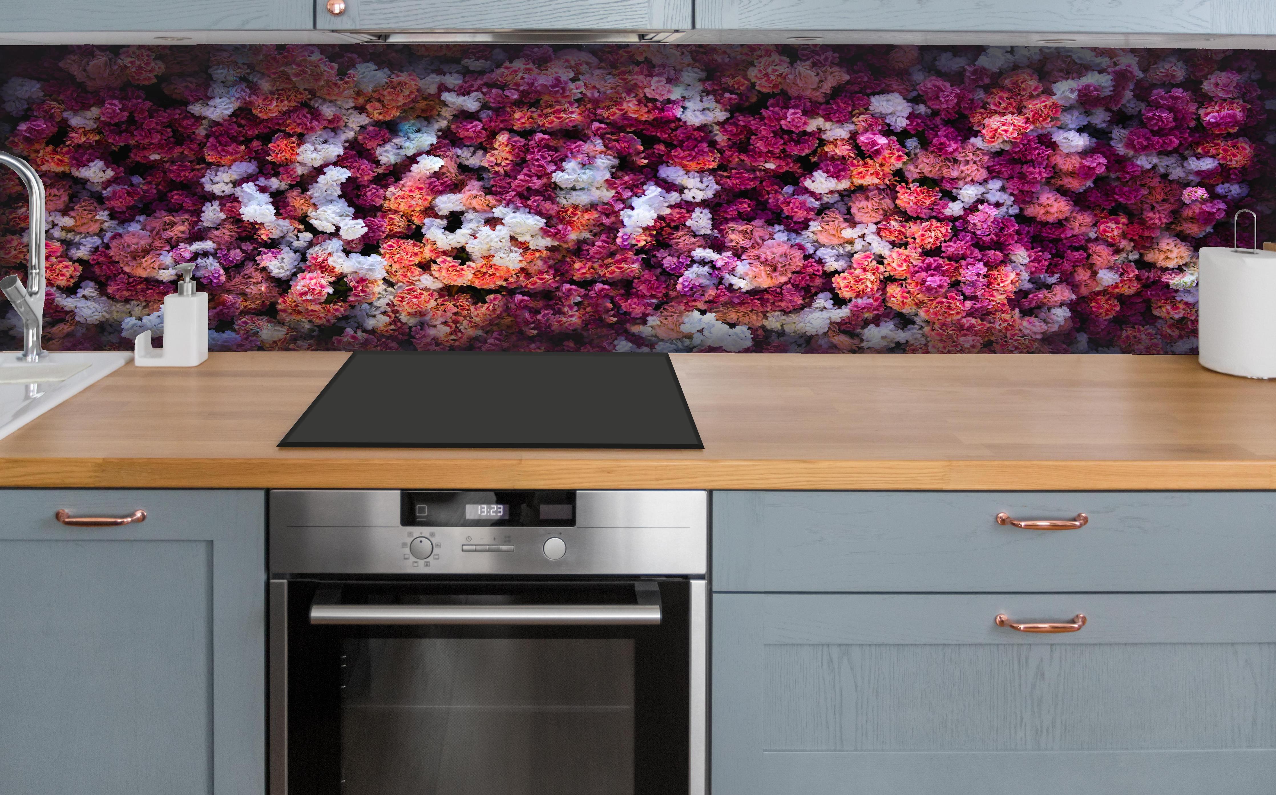 Küche - Blumenwand in Rot und Weiß Naturhintergrund hinter weißen Hochglanz-Küchenregalen und schwarzem Wasserhahn