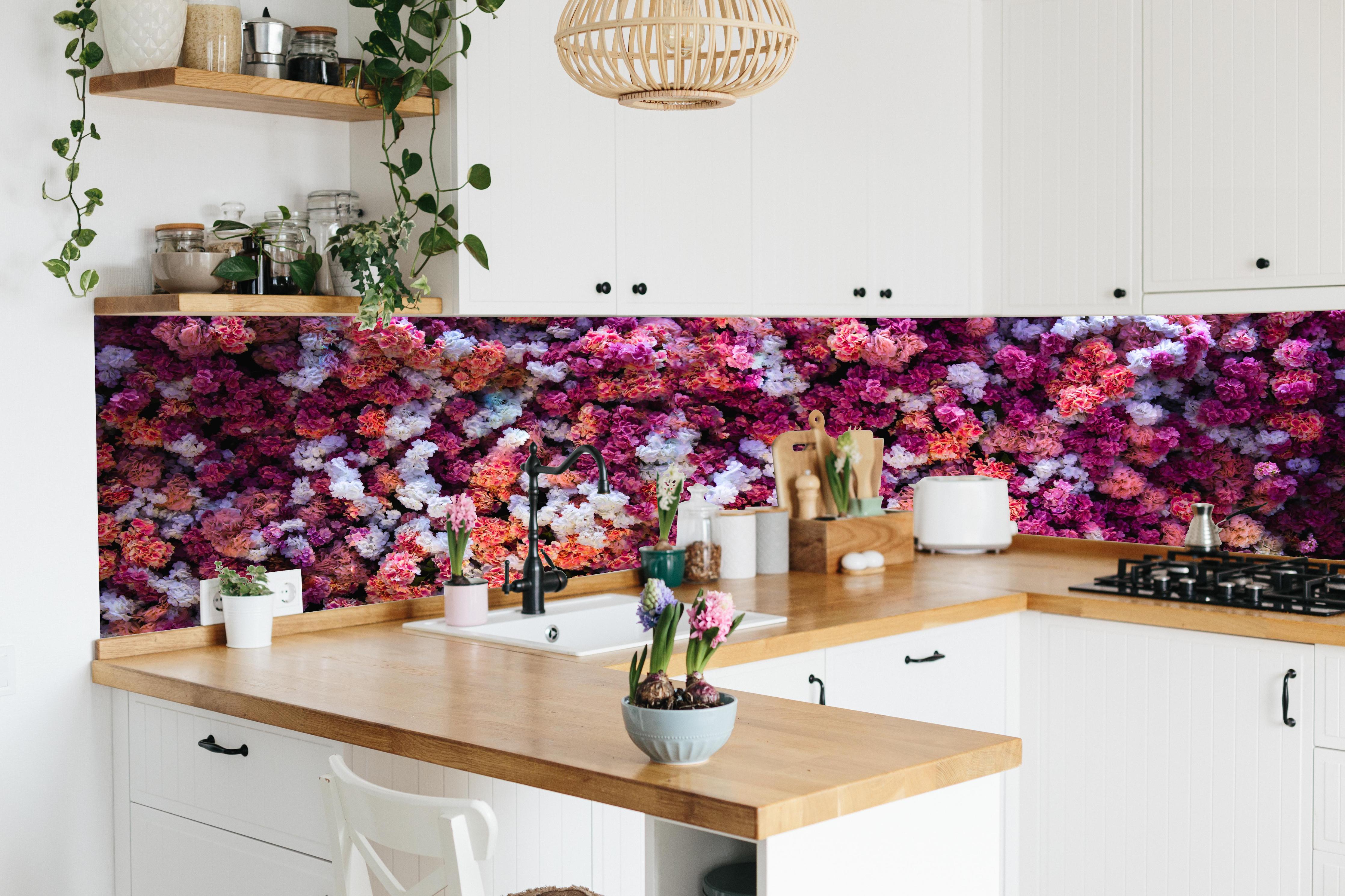 Küche - Blumenwand in Rot und Weiß Naturhintergrund hinter weißen Hochglanz-Küchenregalen und schwarzem Wasserhahn