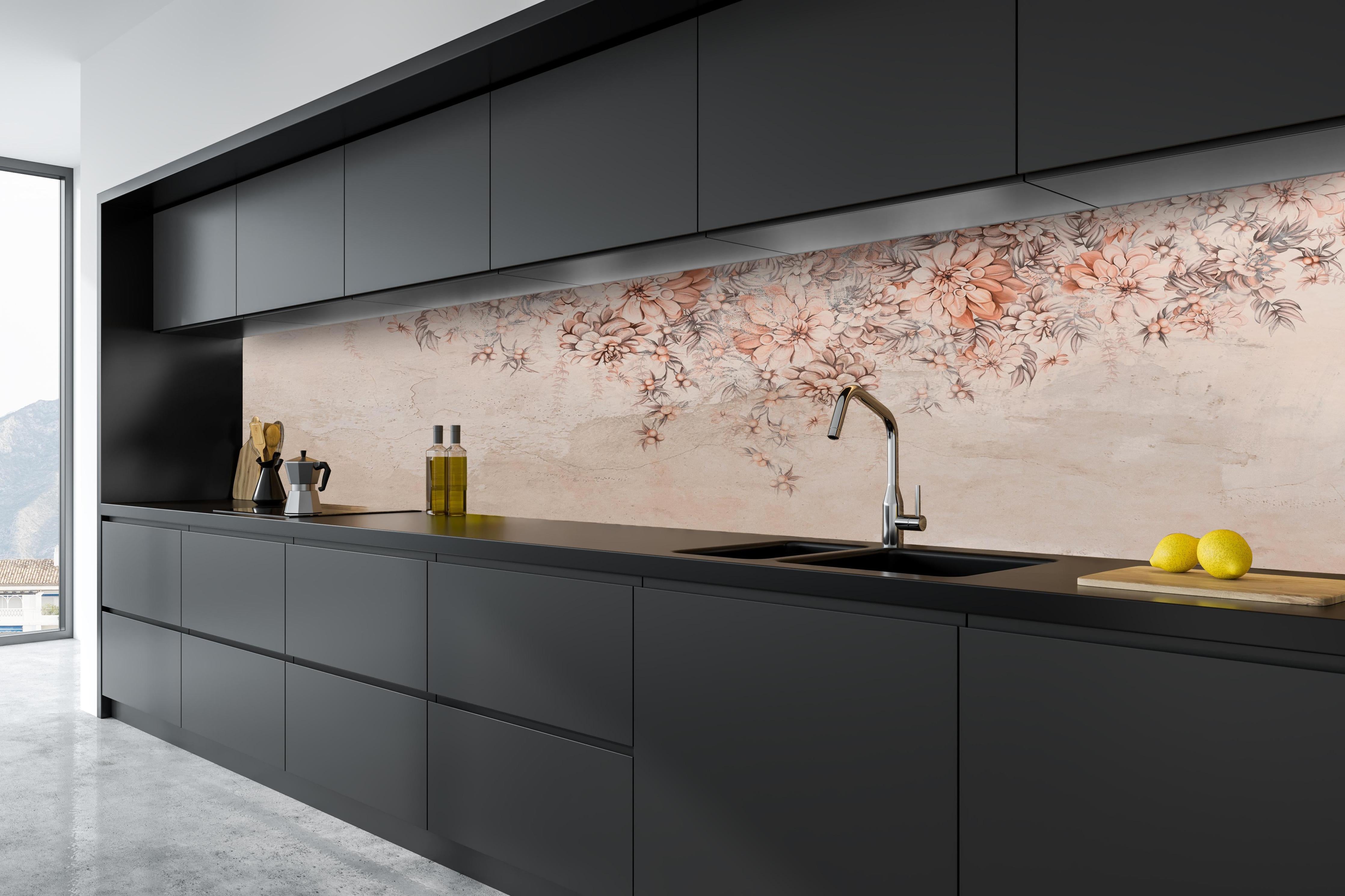 Küche - Blumige Grunge Darstellung hinter weißen Hochglanz-Küchenregalen und schwarzem Wasserhahn