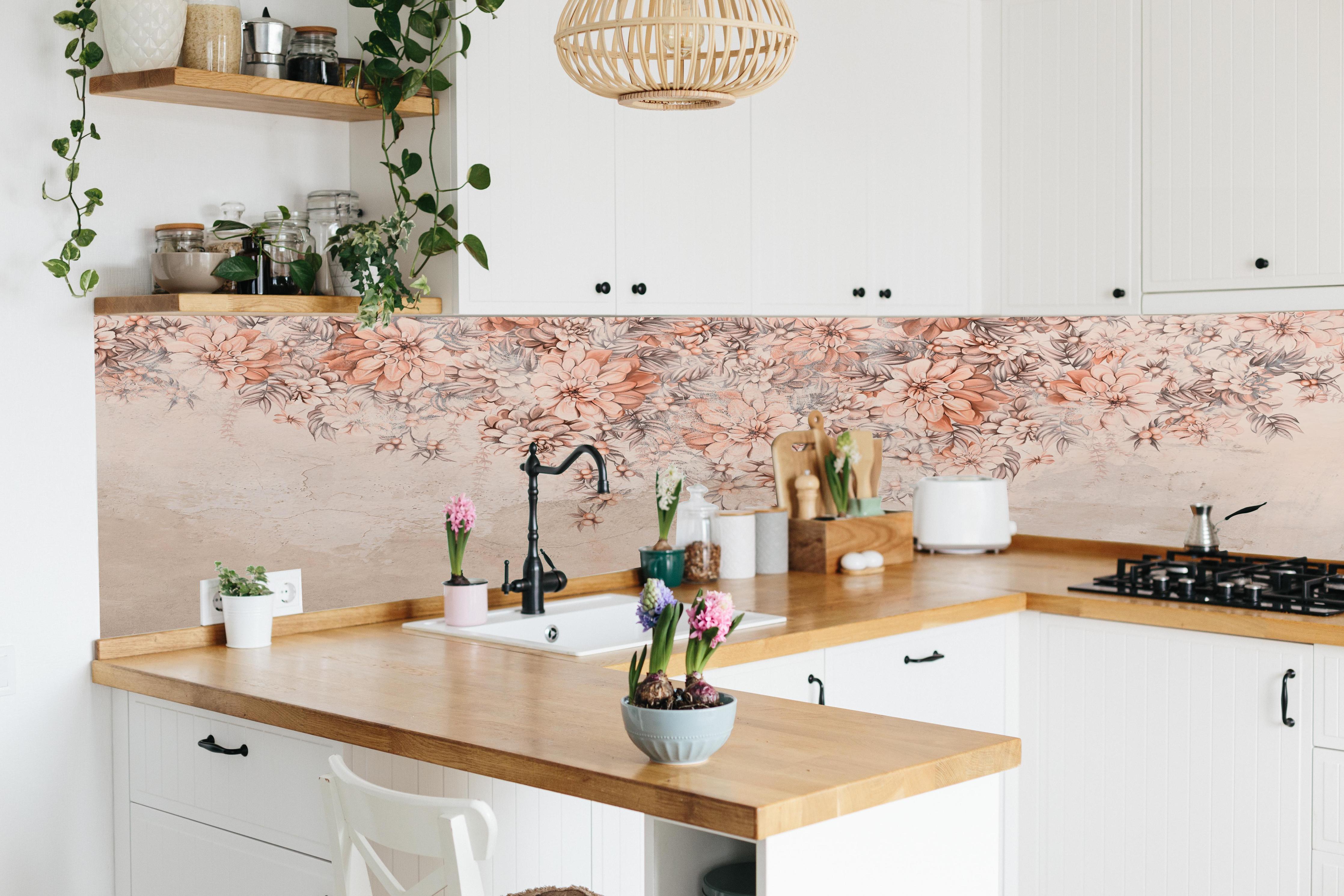 Küche - Blumige Grunge Darstellung hinter weißen Hochglanz-Küchenregalen und schwarzem Wasserhahn