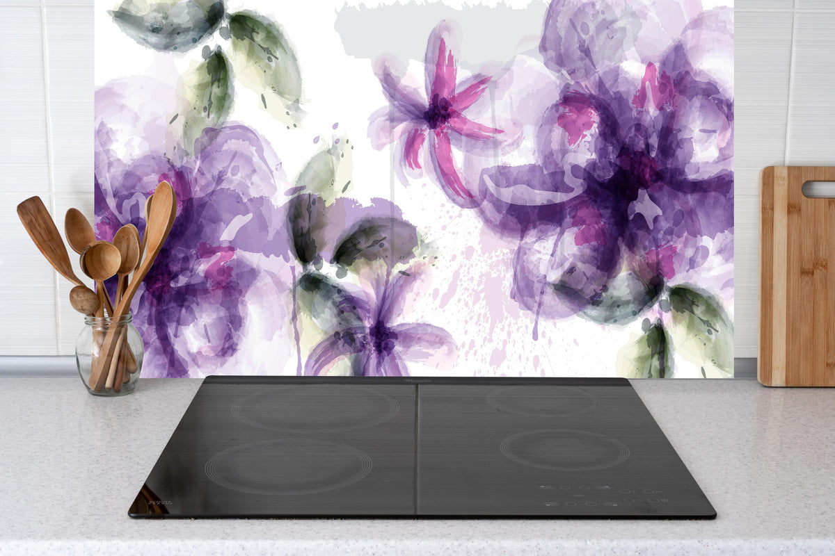 Küche - Blumiges Aquarell Kunstwerk in Lila-Rosa hinter weißen Hochglanz-Küchenregalen und schwarzem Wasserhahn