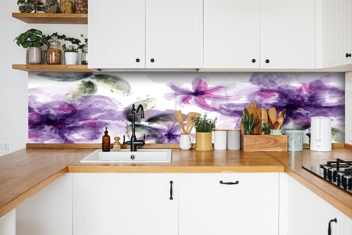 Küche - Blumiges Aquarell Kunstwerk in Lila-Rosa hinter weißen Hochglanz-Küchenregalen und schwarzem Wasserhahn