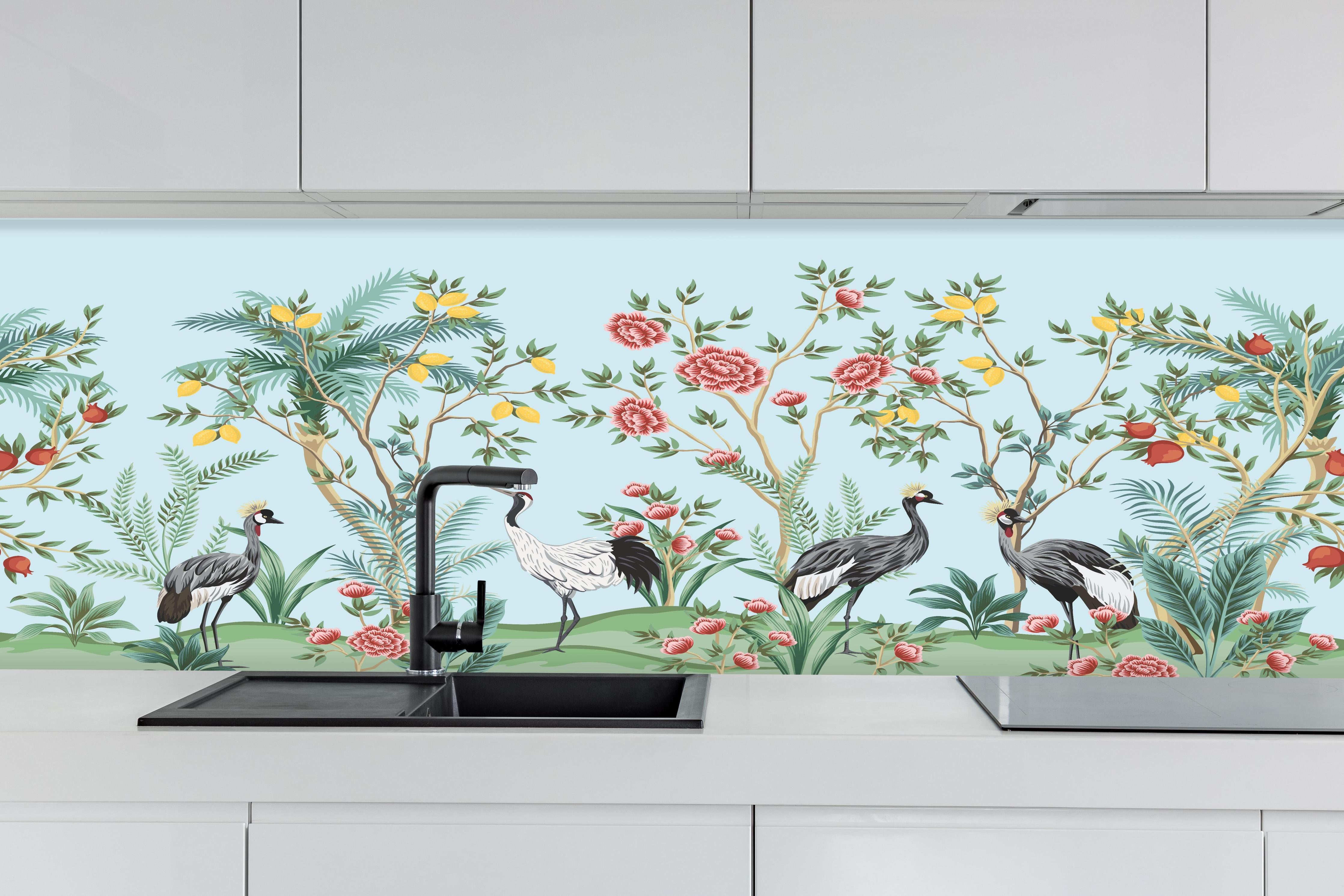 Küche - Botanische Tapete mit exotischen Vögeln hinter weißen Hochglanz-Küchenregalen und schwarzem Wasserhahn