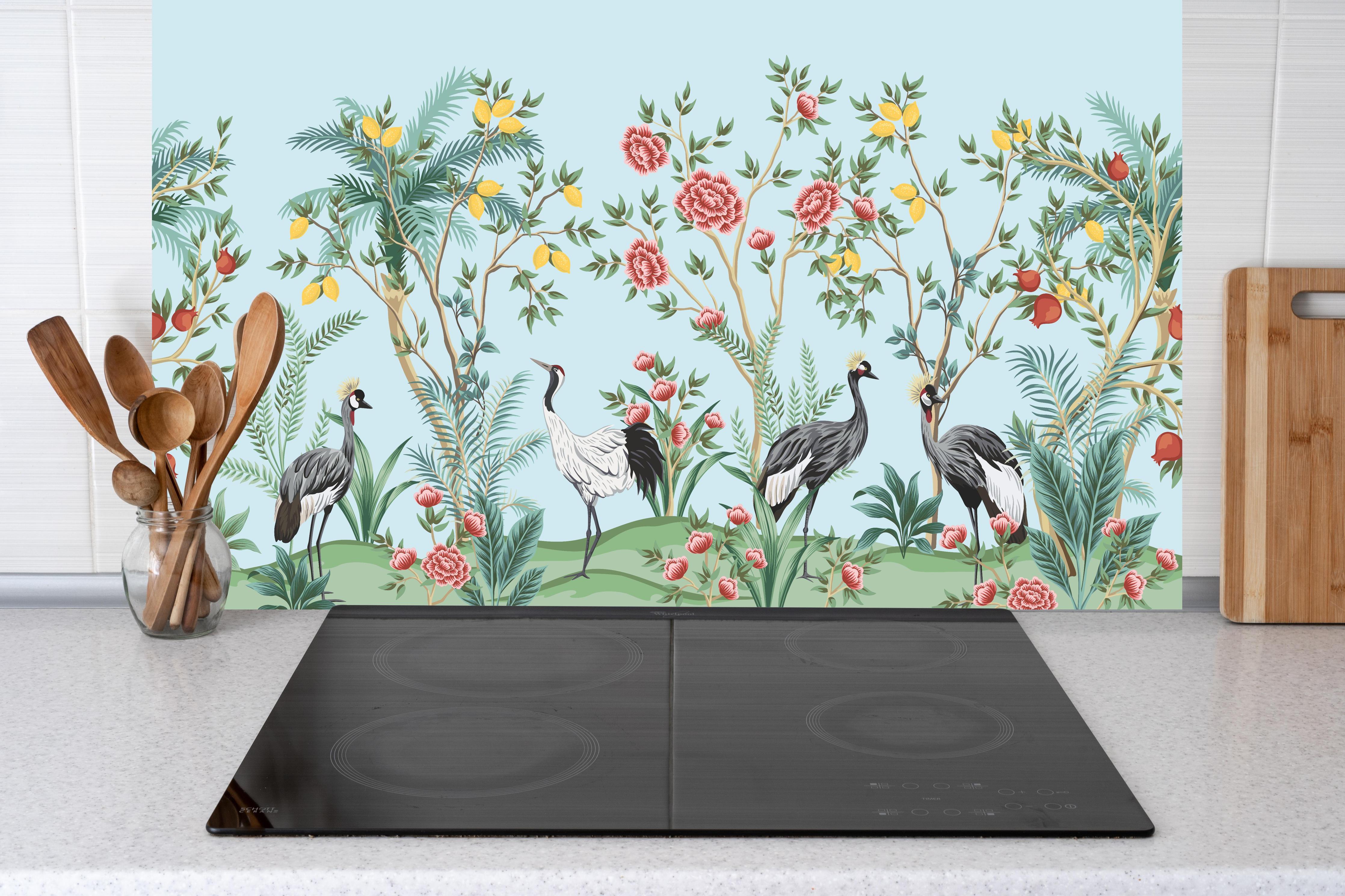 Küche - Botanische Tapete mit exotischen Vögeln hinter weißen Hochglanz-Küchenregalen und schwarzem Wasserhahn