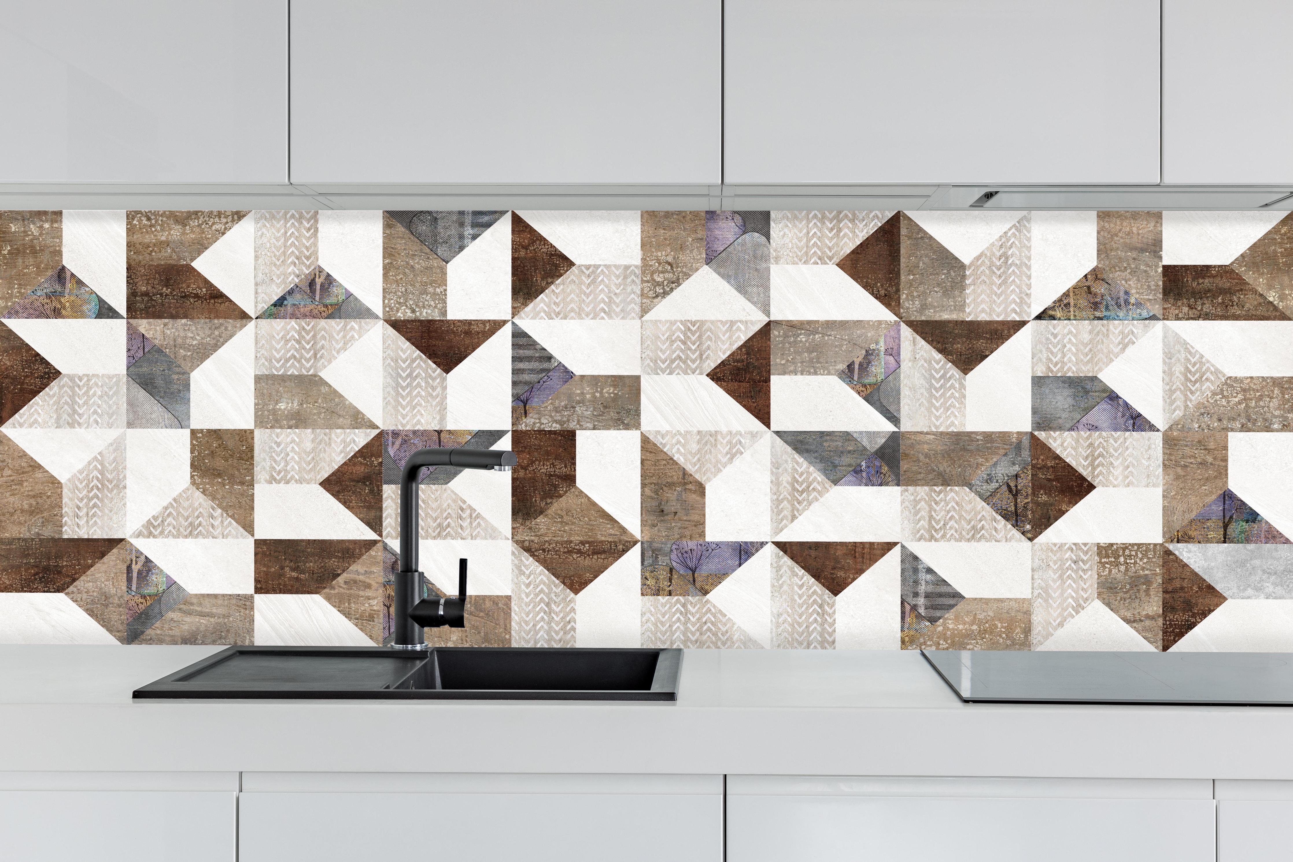 Küche - Bräunliches Fliesenmuster hinter weißen Hochglanz-Küchenregalen und schwarzem Wasserhahn