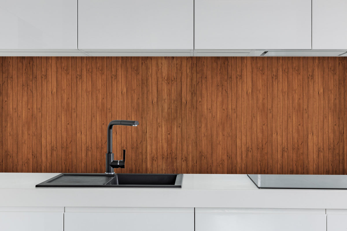 Küche - Braune Altholz Paneele Hintergrund hinter weißen Hochglanz-Küchenregalen und schwarzem Wasserhahn