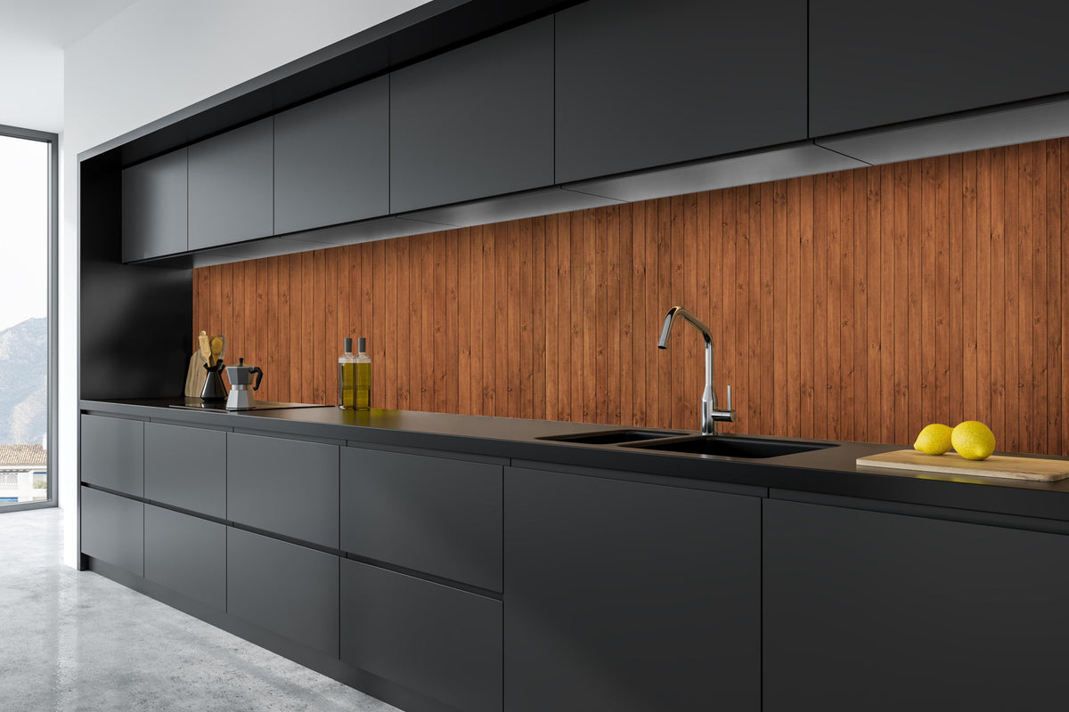 Küche - Braune Altholz Paneele Hintergrund hinter weißen Hochglanz-Küchenregalen und schwarzem Wasserhahn