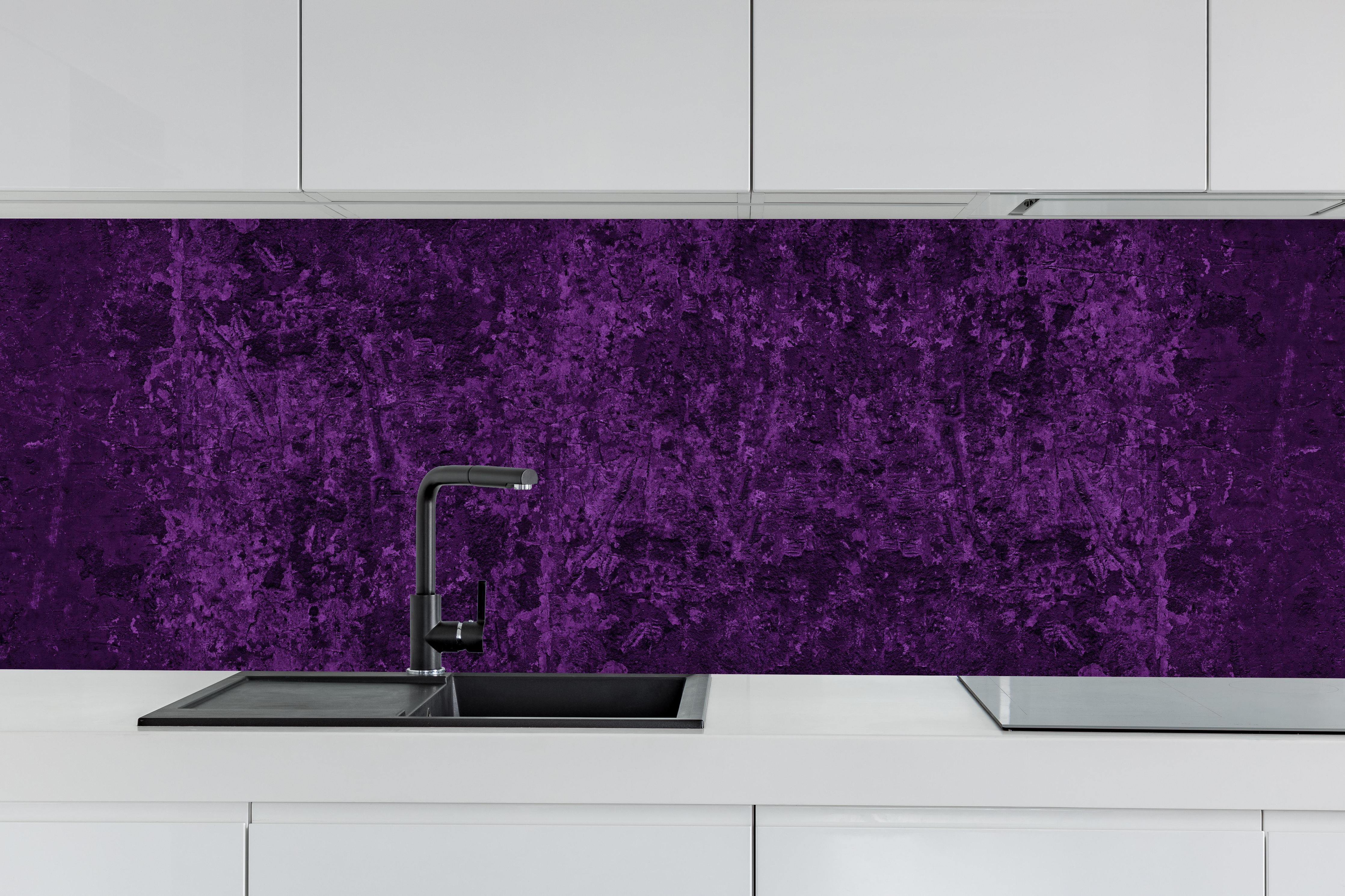Küche - Breite dunkelviolette Panorama-Wandtextur hinter weißen Hochglanz-Küchenregalen und schwarzem Wasserhahn
