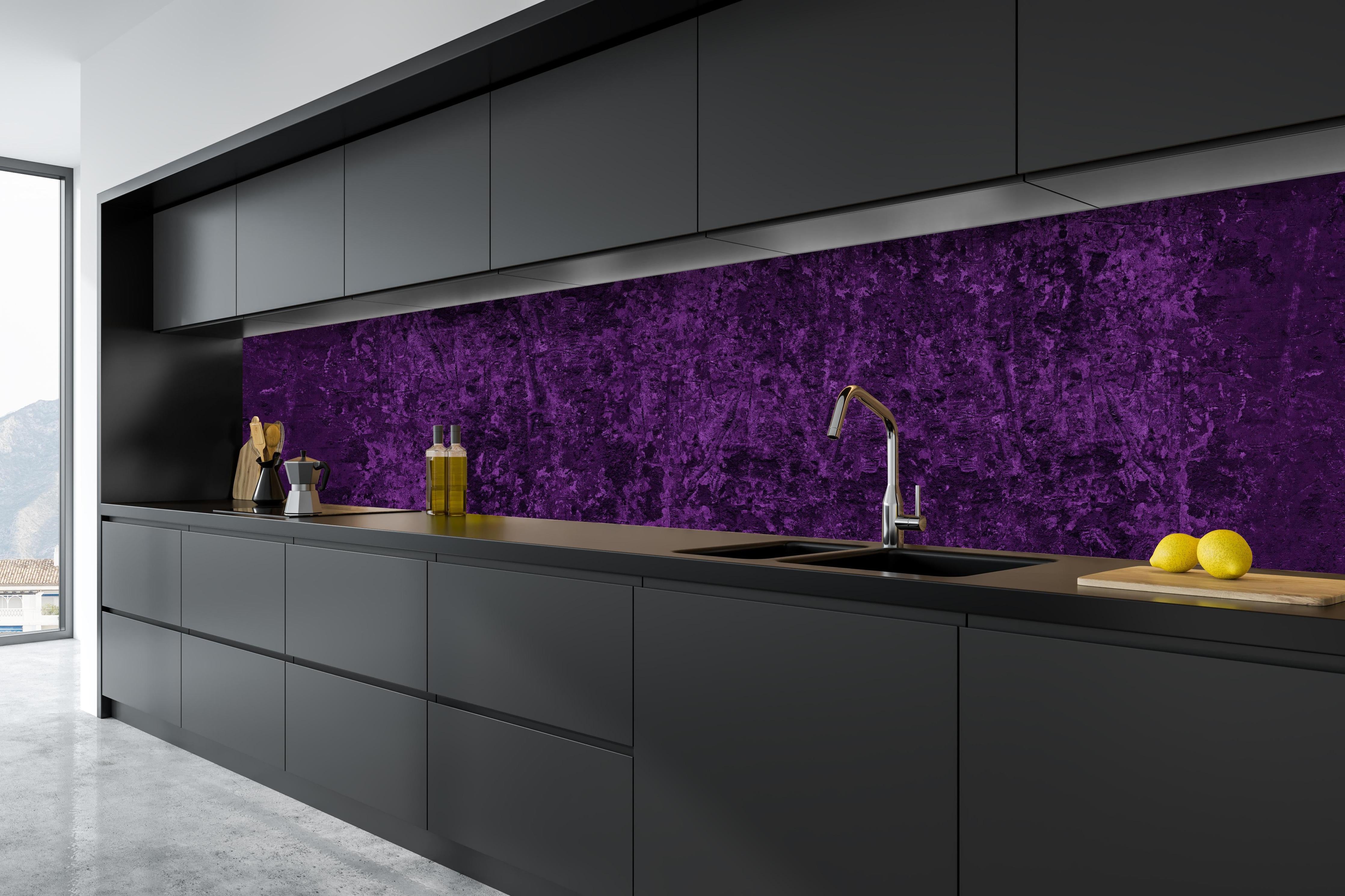 Küche - Breite dunkelviolette Panorama-Wandtextur hinter weißen Hochglanz-Küchenregalen und schwarzem Wasserhahn