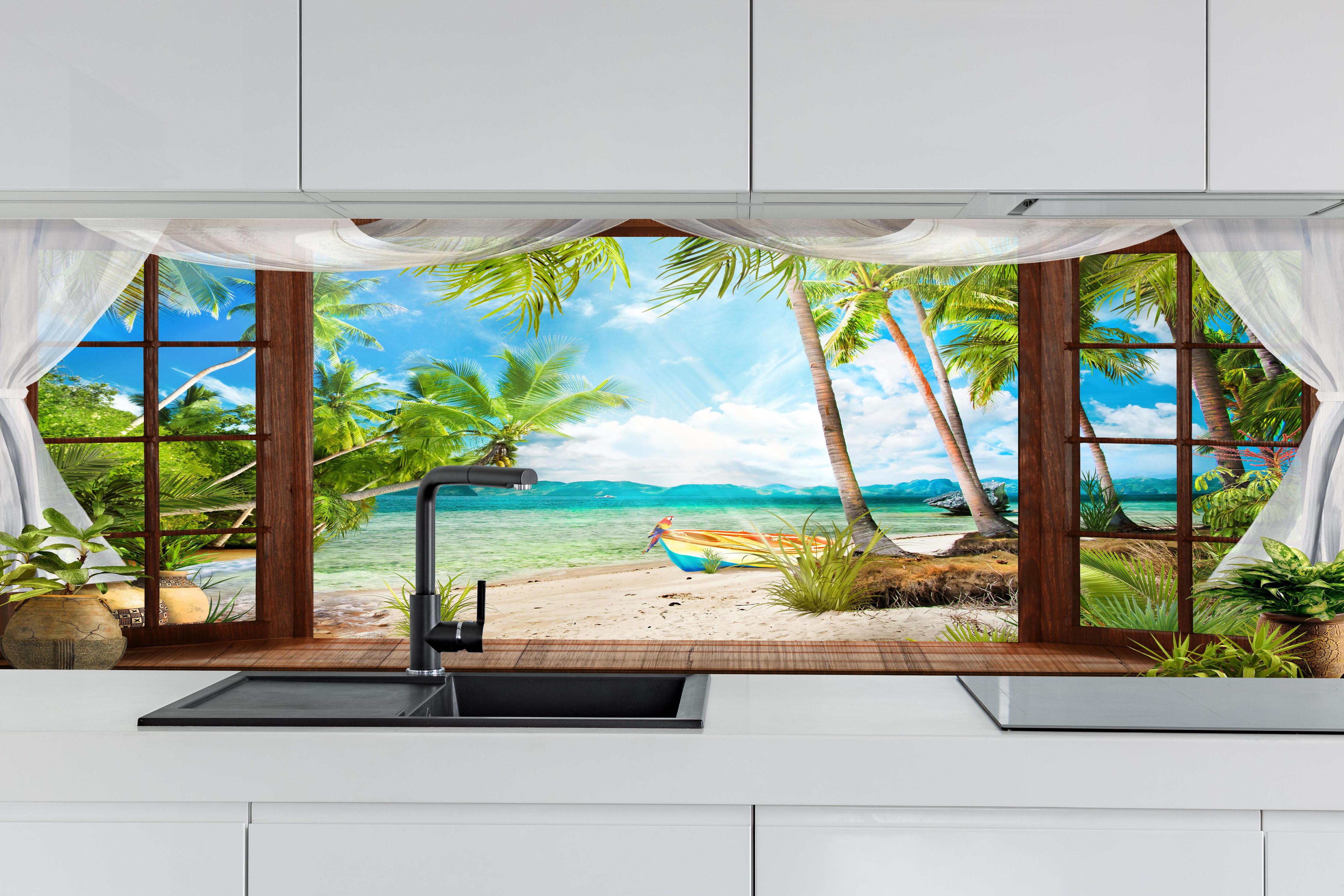 Küche - Bungalow mit Blick aufs Meer hinter weißen Hochglanz-Küchenregalen und schwarzem Wasserhahn